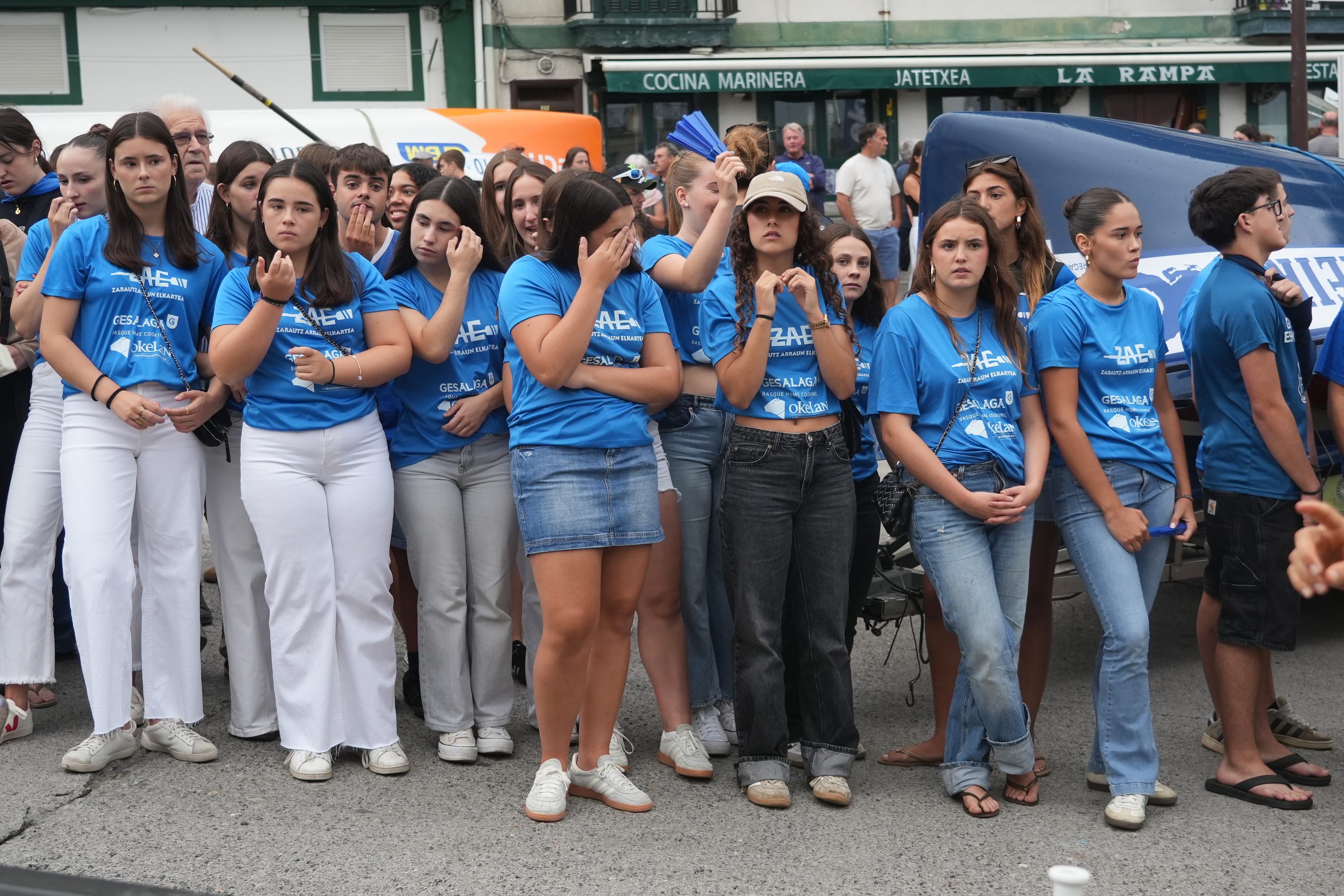 Zarautz arraun taldeko zaleak burumakur, gaur, Kontxatik kanpo geratu ostean.  JON URBE / FOKU