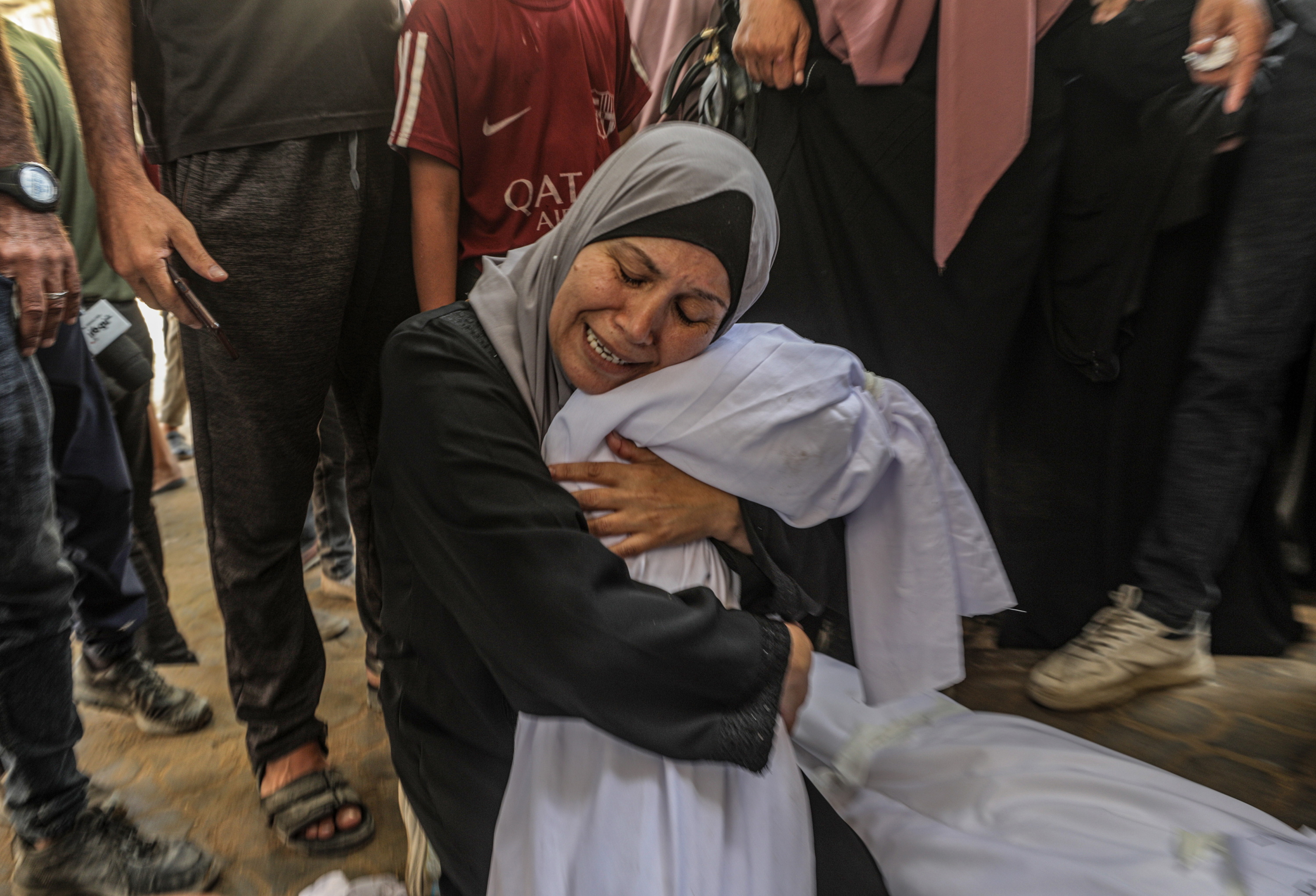Emakume bat alaba hil berriaren gorpua besarkatzen, atzo, Gaza hirian. MOHAMMED SABER / EFE