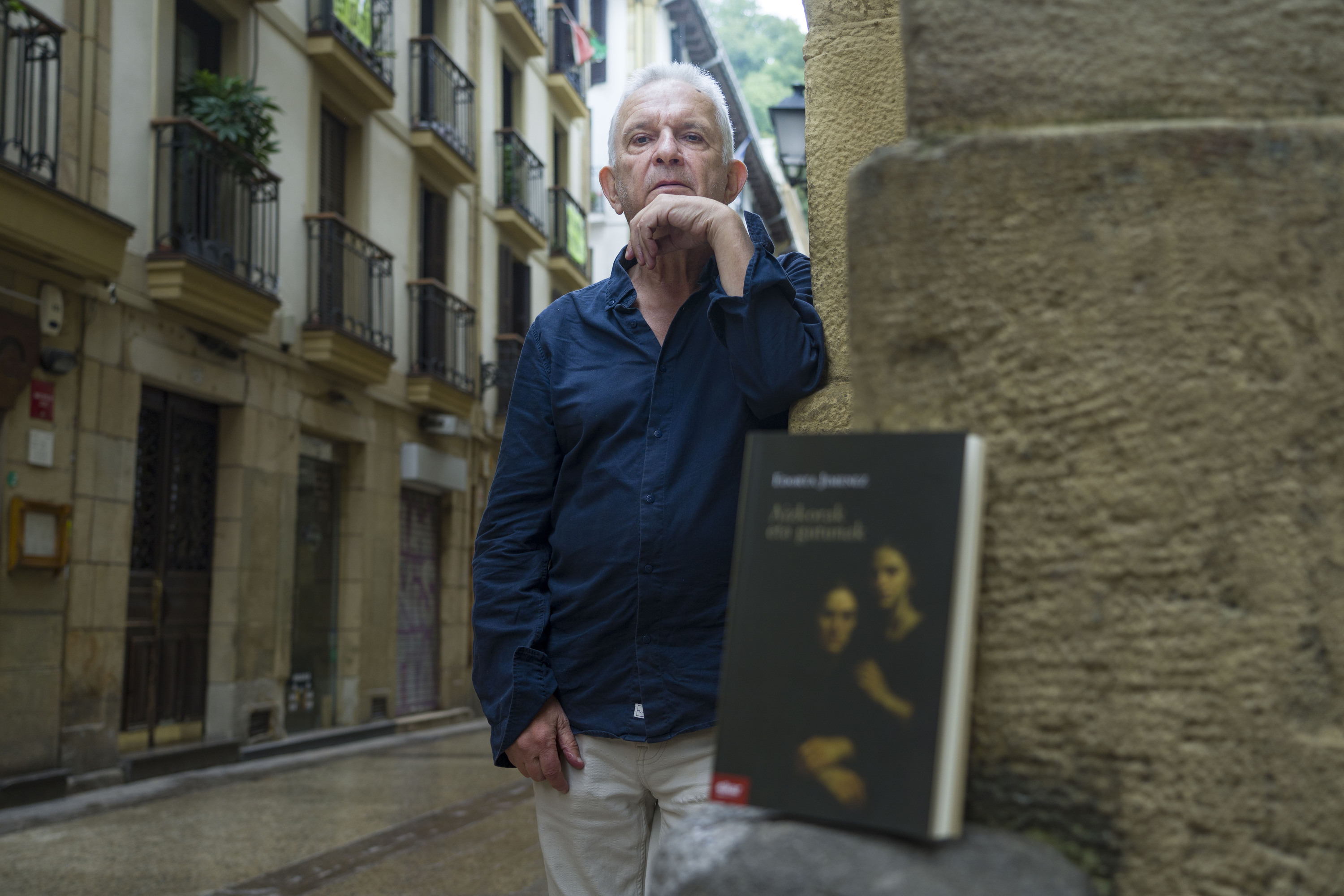 Edorta Jimenez, 'Aizkorak eta gutunak' eleberria aurrean duela, gaur, Donostian. JON URBE / FOKU