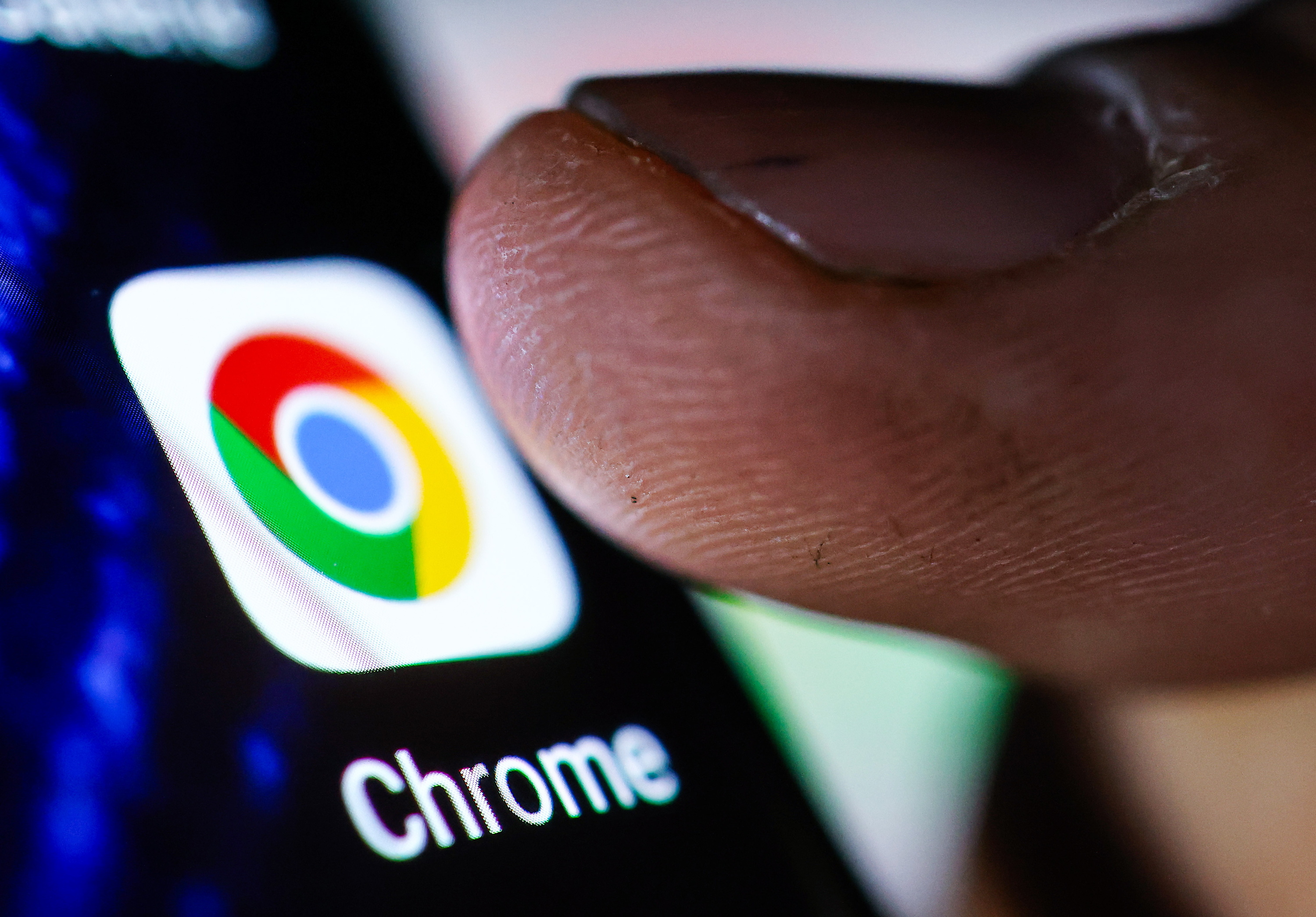 Erabiltzaile bat Googleren Chrome bilatzailea erabiltzear. HANNIBAL HANCHSKE / EFE