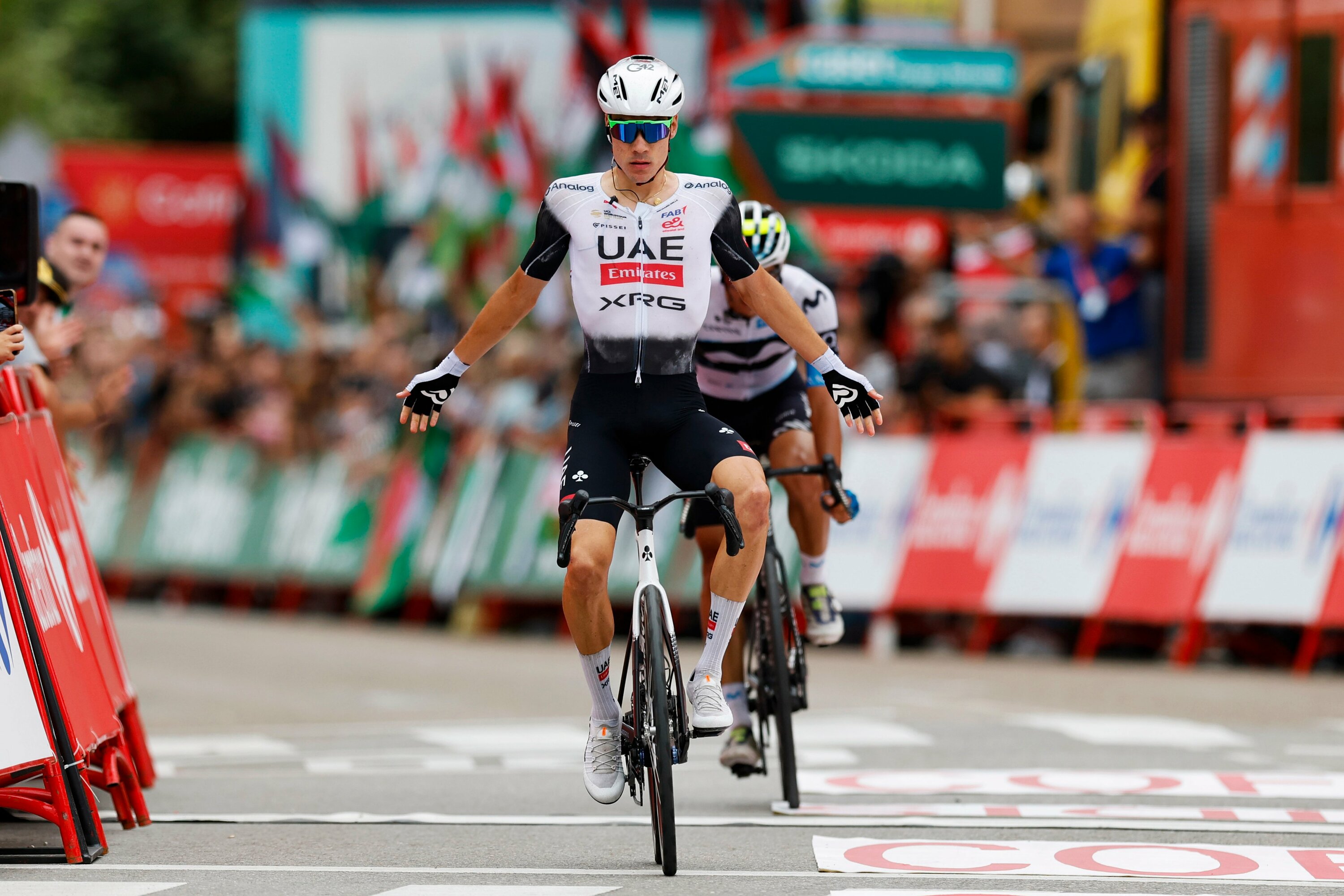 Juan Ayuso, garaipena ospatzen. LA VUELTA