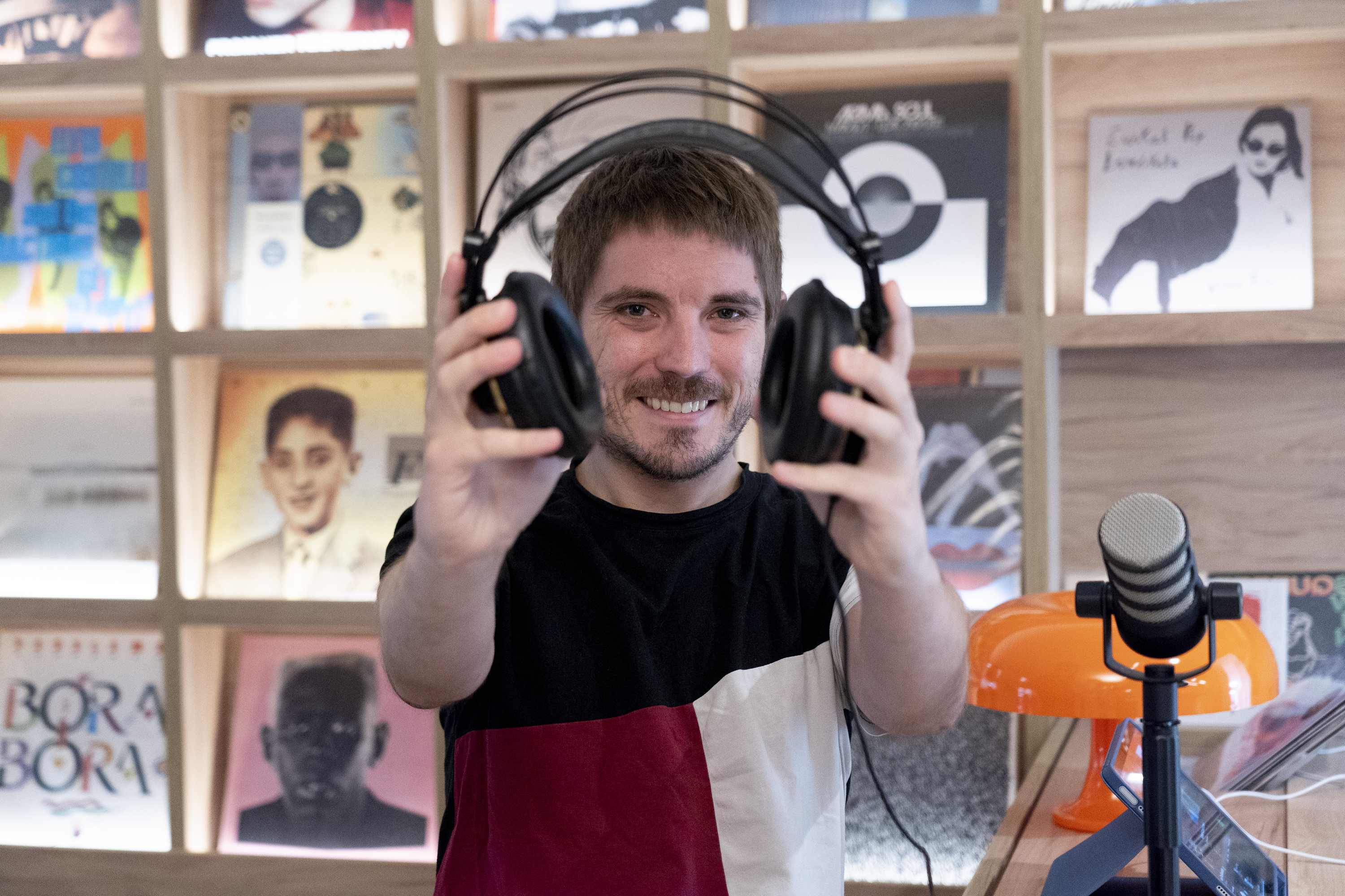 Iker Tubia 'Berriketan' podcastaren aurkezlea. IÑIGO URIZ / FOKU