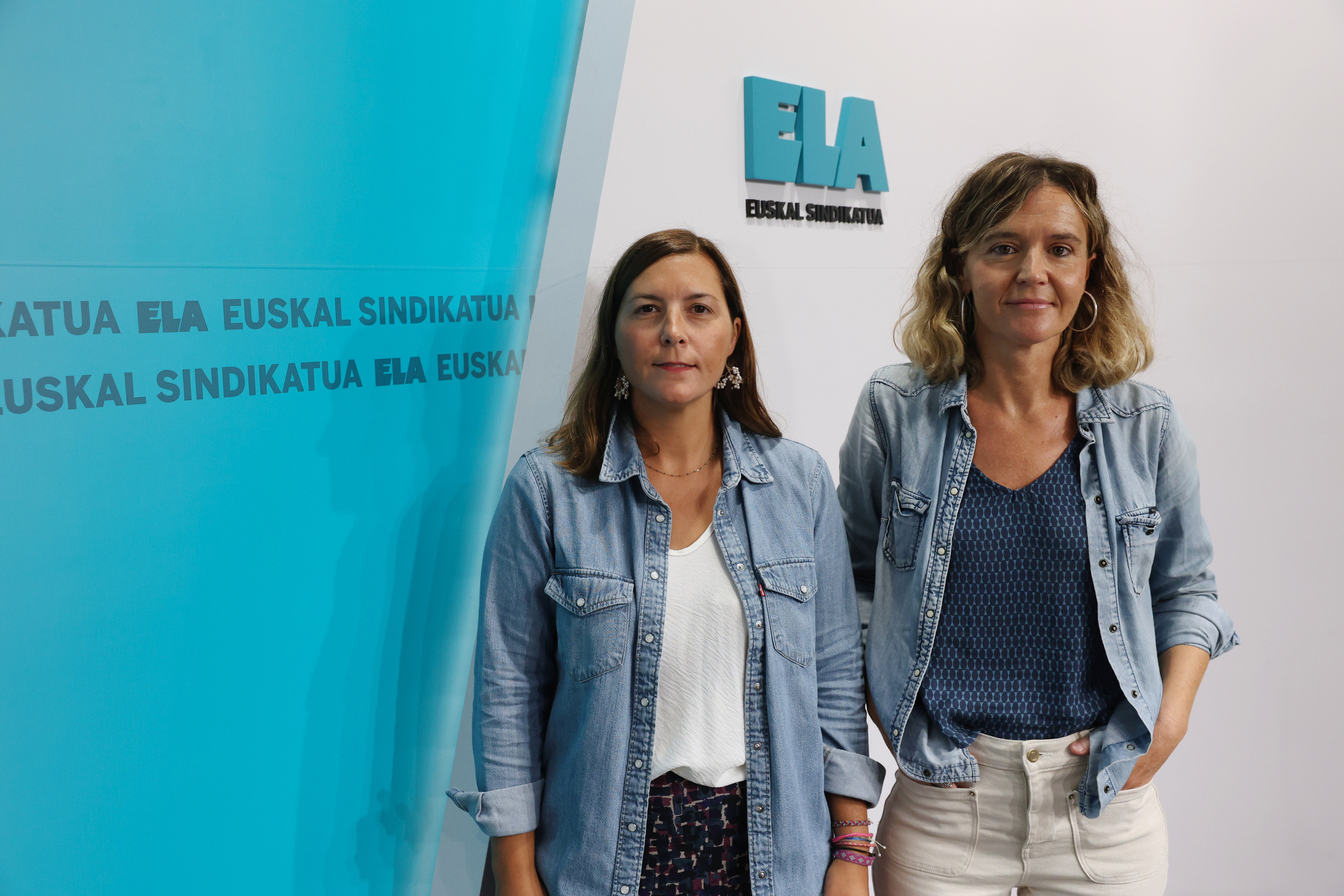 ELAko ordezkari Leire Gonzalez eta Miren Zubizarreta, gaurko agerraldian. OSKAR MATXIN EDESA / FOKU