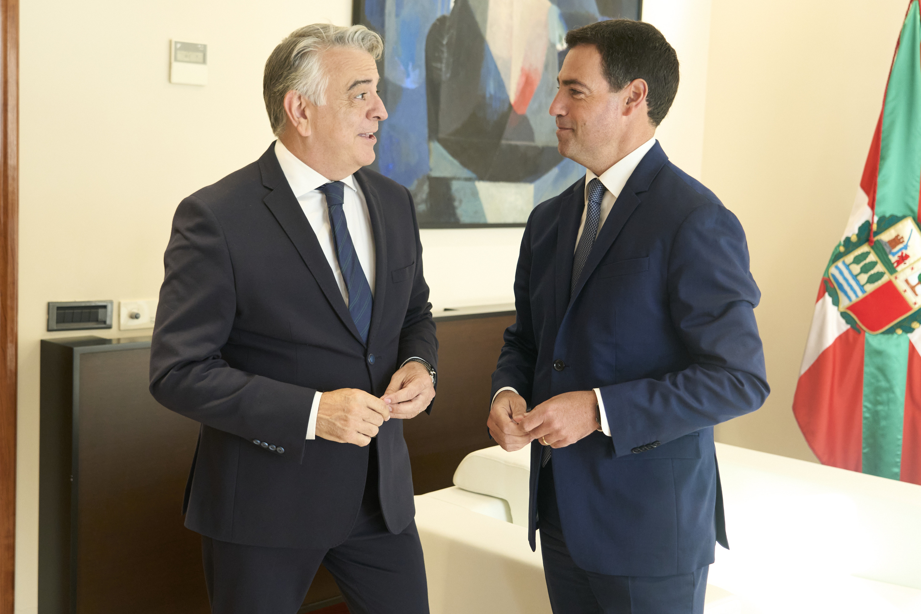 (ID_15287241) (Endika Portillo/@FOKU) 2025-09-05, Gasteiz. Pradalesen bilera errondako lehen batzarra, PPko ordezkariarekin, Javier...