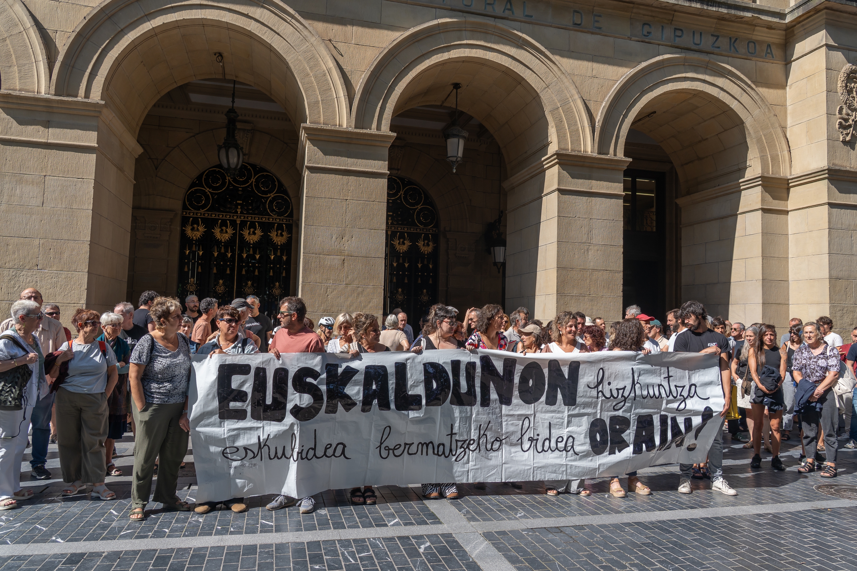  Gipuzkoako Foru Aldundiko langileek euskara eskakizunen aurkako azken epaiaren harira egindako protesta, gaur, Donostian. ANDONI CANELLADA / FOKU