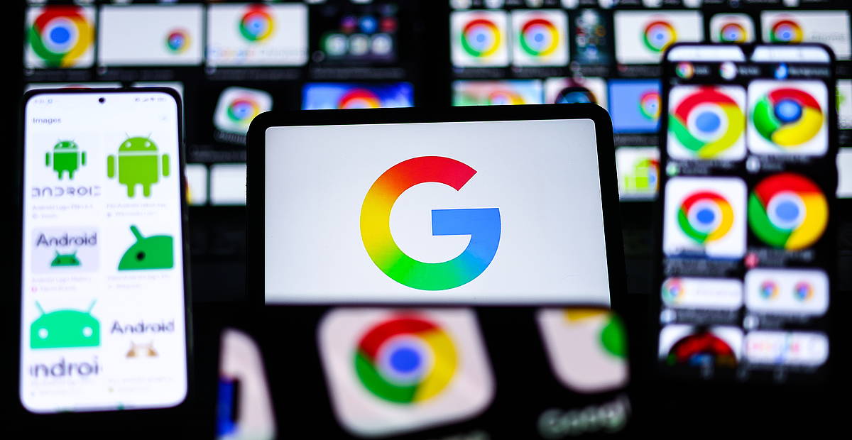 Googleren logoak, hainbat pantailatan, Alemaniako denda batean. HANNIBAL HANSCHKE / EFE