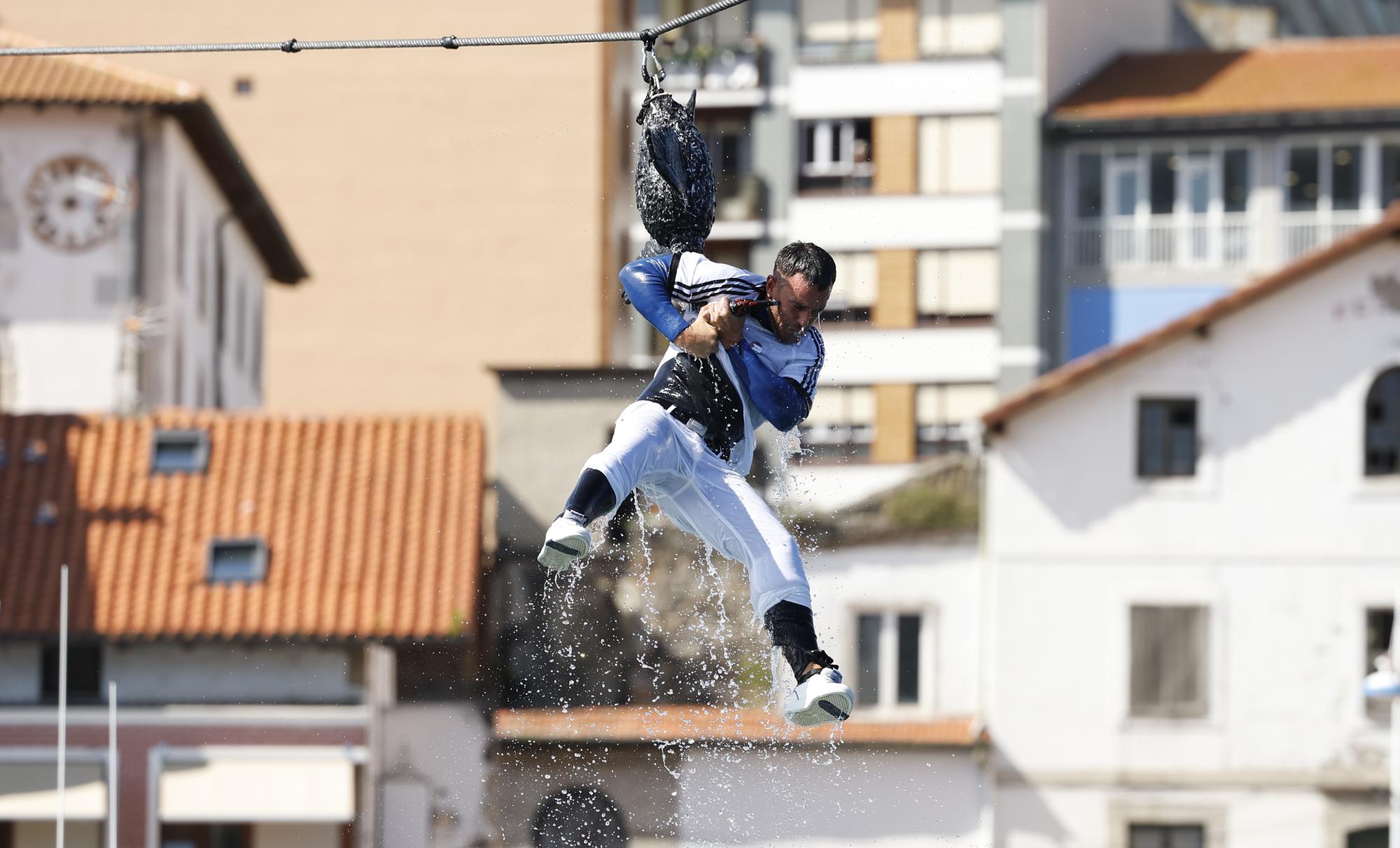 Lekeitioko antzara jaiko parte hartzaile bat, gaur. MIGUEL TOÑA / EFE