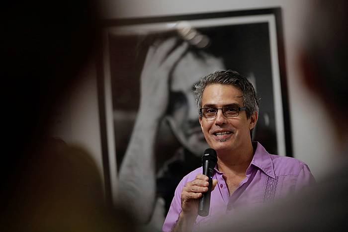 Enrique Castro Rios komisarioa, Juantxu Rodríguezi Panaman eskainiriko erakusketan, abenduaren 3an. Argazkilariaren erretratua atzean du. BIENVENIDO VELASCO / EFE Enrique Castro Rios komisarioa, Juantxu Rodríguezi Panaman eskainiriko erakusketan, abenduaren 3an. Argazkilariaren erretratua atzean du. BIENVENIDO VELASCO / EFE