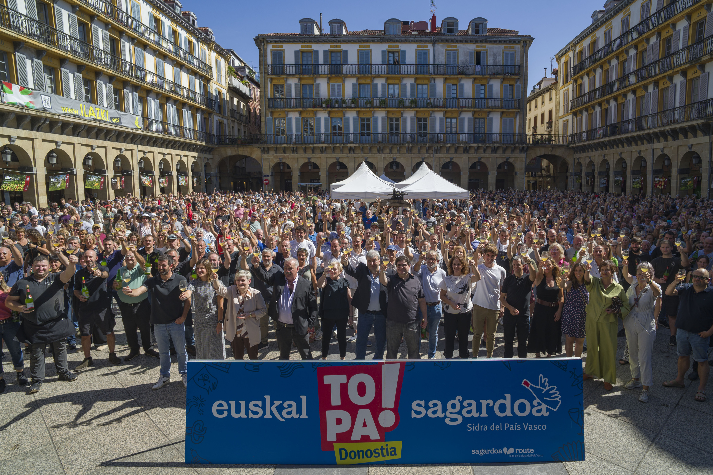 Jendetzak egin du topa gaur Gipuzkoako sagardoaren alde. JON URBE / FOKU