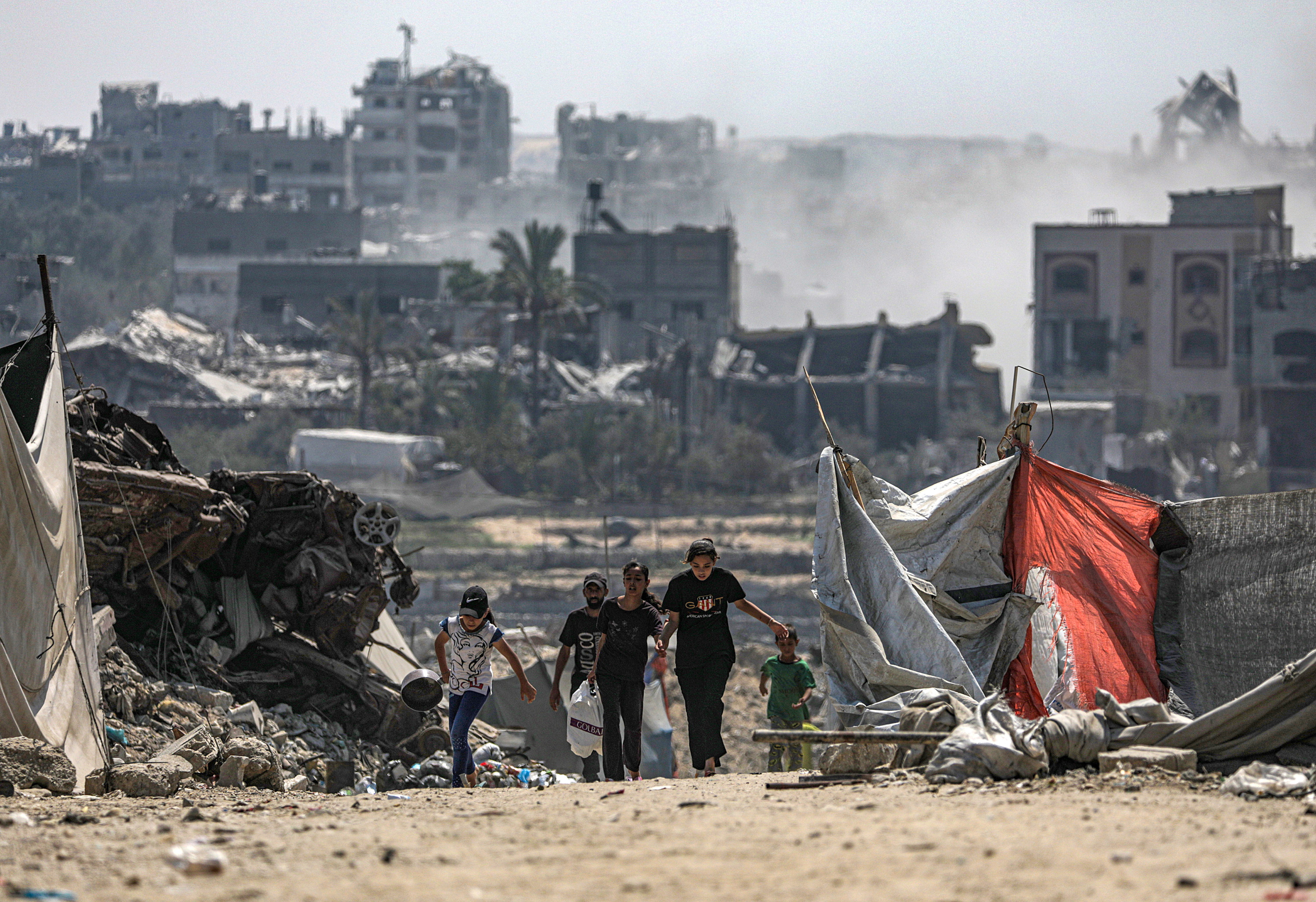 Pertsona batzuk Gaza hirian, joan den astean. MOHAMMED SABER / EFE