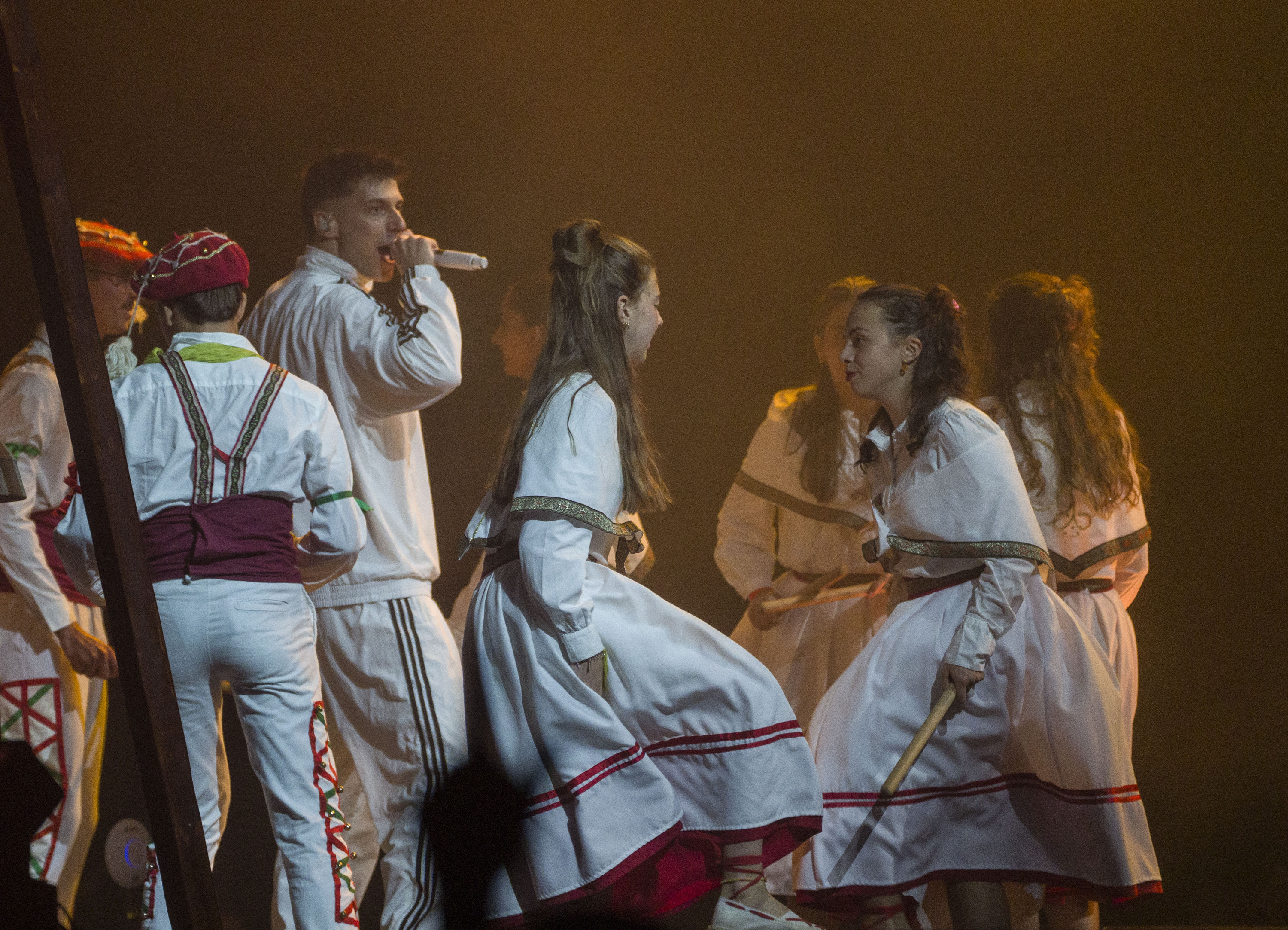 Zetak taldeko Pello Reparaz, dantzariz inguratuta, 'Mitoaroa' ikusgarrian. JON URBE / FOKU