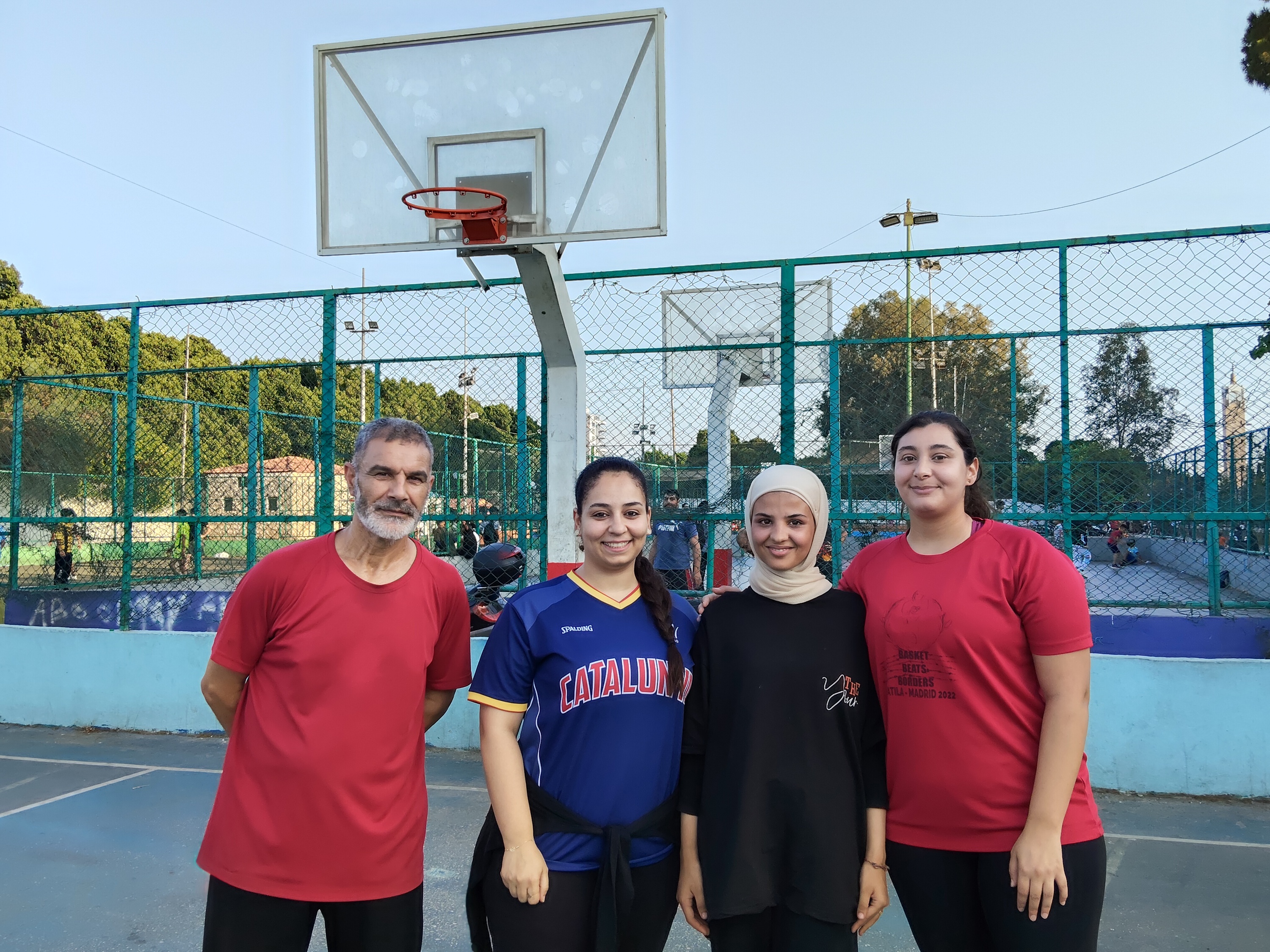 Majdi, Amena, Salga eta Rayan, entrenamendu baten ondoren. RICARD GONZALEZ