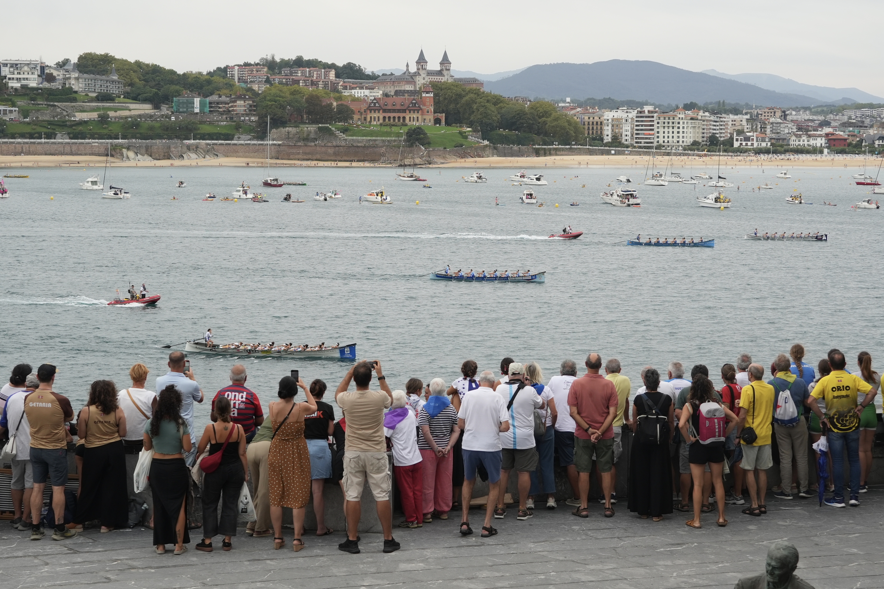 Arraunlariak lehian, gaur, Donostian. JON URBE / FOKU