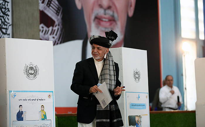 Ashraf Ghani presidentea, botoa ematen, irailean. JAWAD JALALI / EFE