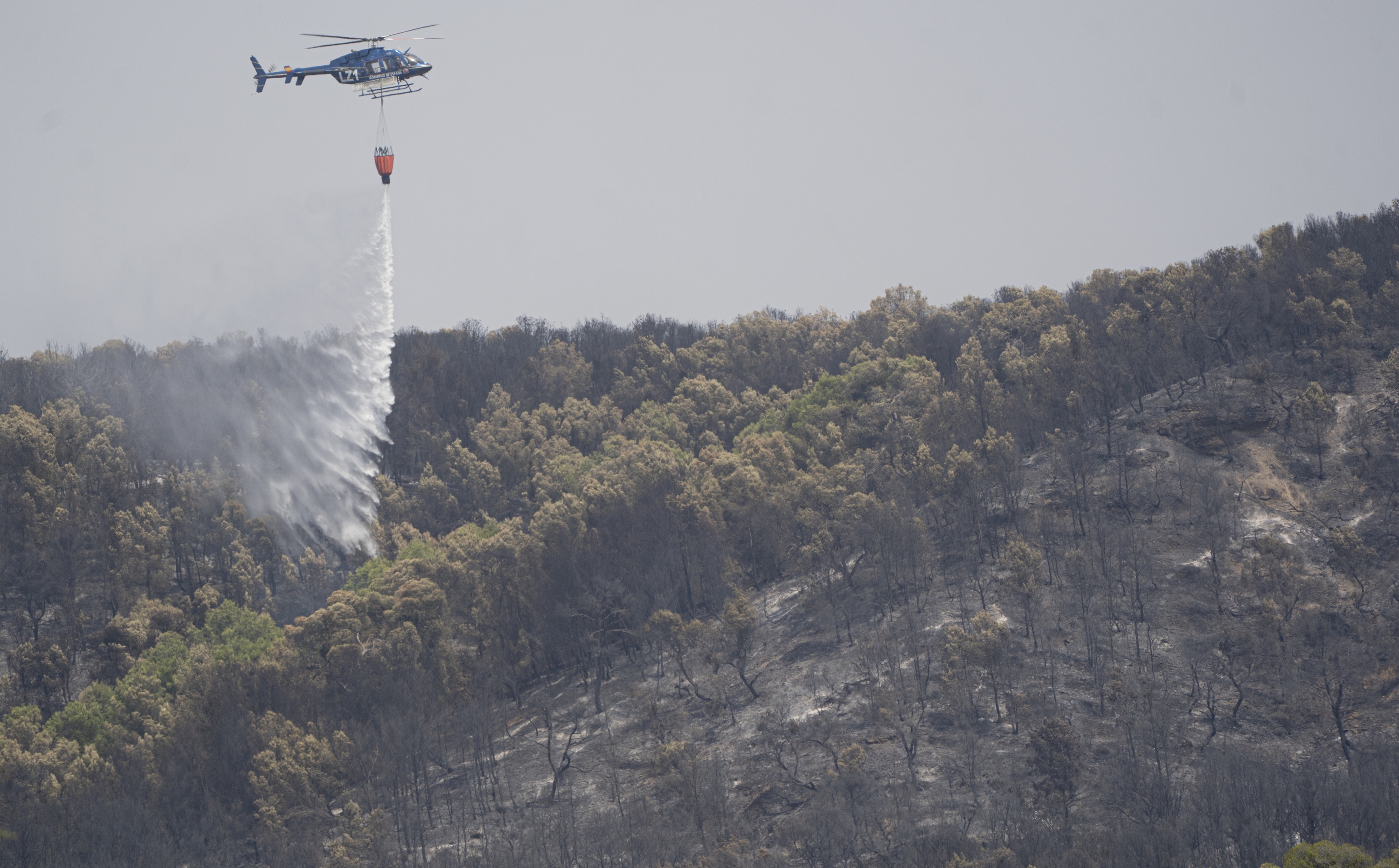 Helikoptero bat Zarrakazteluko sutea itzaltzeko lanetan, abuztuaren 12an. JAGOBA MANTEROLA / FOKU