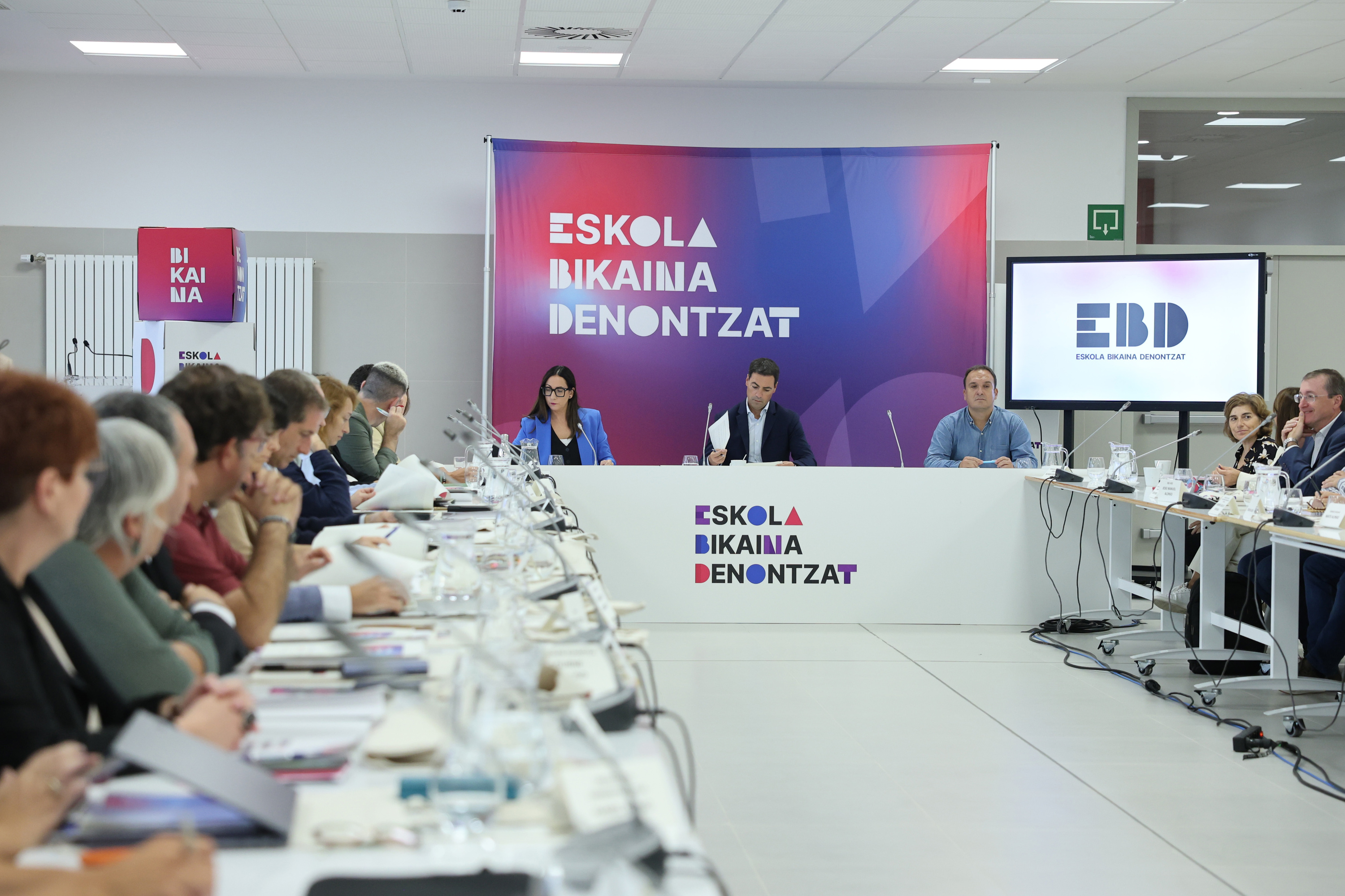 Eskola segregazioaren kontrako mahaiaren bilera, Imanol Pradales buru dutela. OSKAR MATXIN EDESA / FOKU
