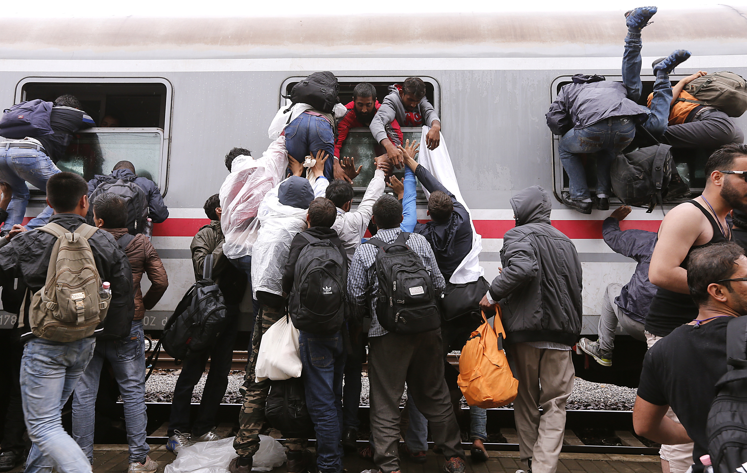 Migratzaile batzuk Austriarantz doan tren batera sartu nahian, Kroazian, 2015eko irailean. ANTONIO BAT / EFE