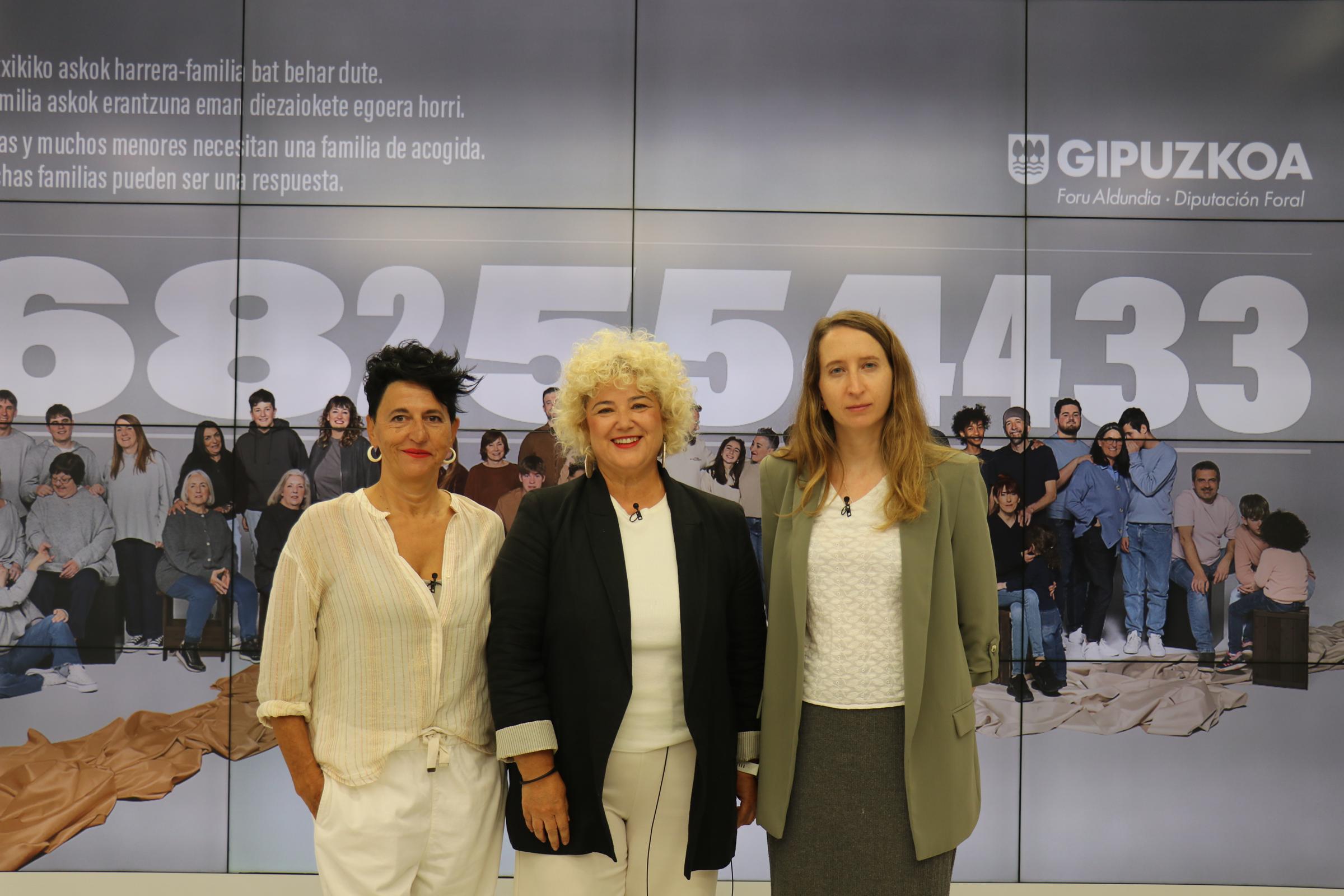 Lucia Saiz, larrialdiko harrera familien ordezkaria, Maite Peña Zainketa eta Gizarte Politiketako foru diputatua eta Maitane Carcamo Familia Harrerako eta Adopzioko atalburua, gaur goizean emandako prentsaurrekoan. GIPUZKOAKO FORU ALDUNDIA