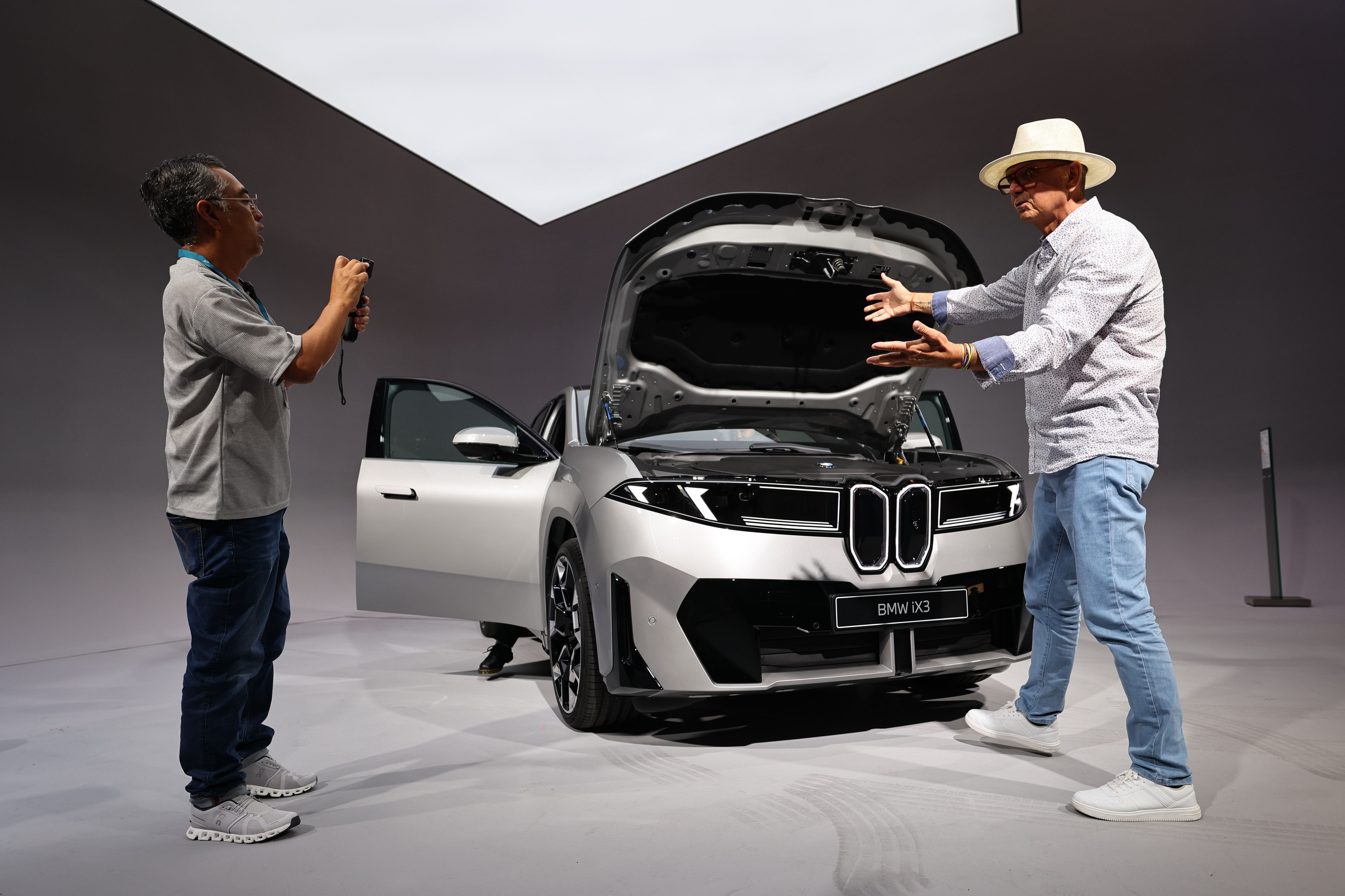 Municheko auto azokako bi bisitari, BMW iX3 auto elektriko berriaren aurkezpenean. ANNA SZILAGY / EFE