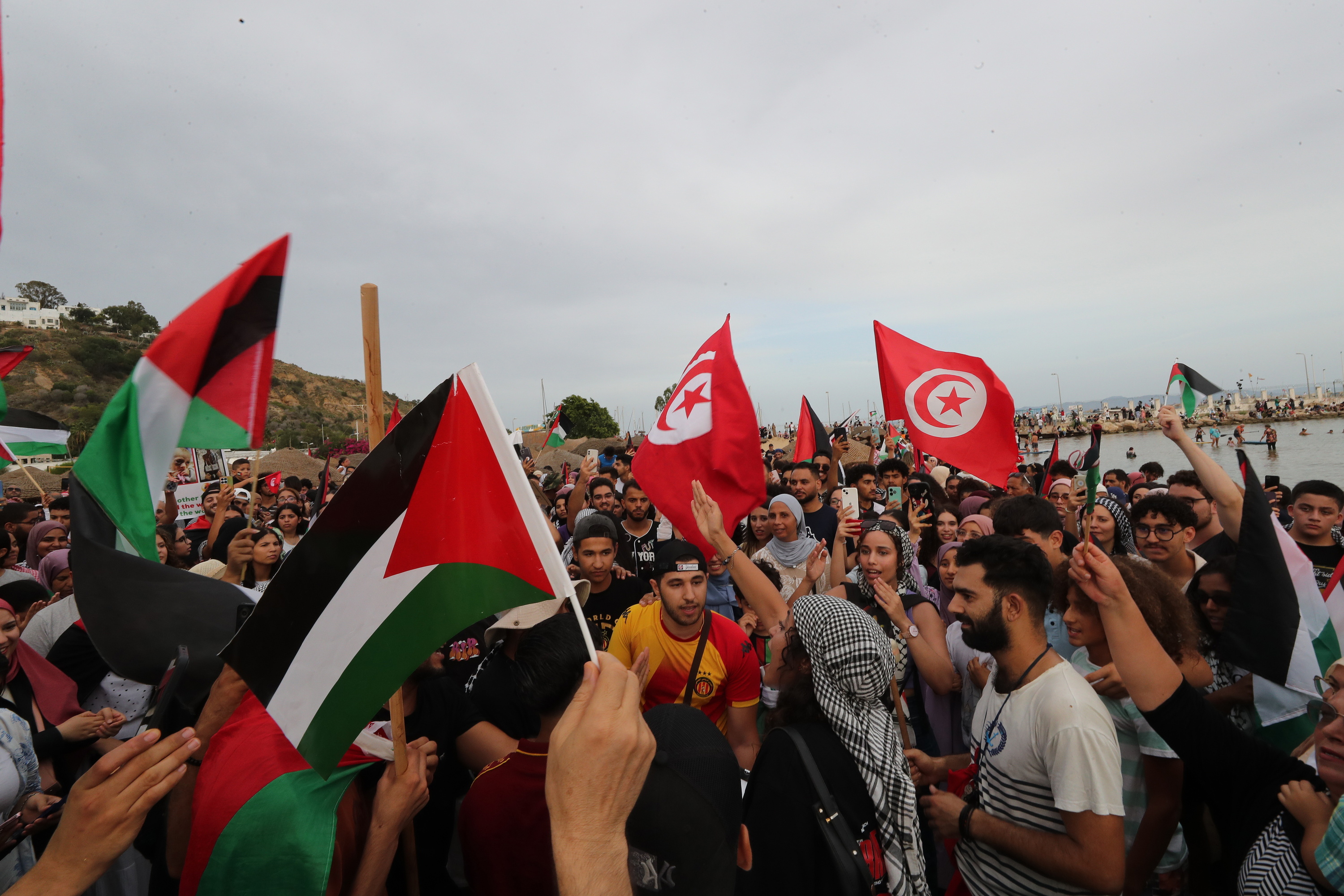 Palestinaren aldeko mobilizazio bat Sidi Bou Saiden (Tunisia), igandean. MOHAMED MESSARA / EFE
