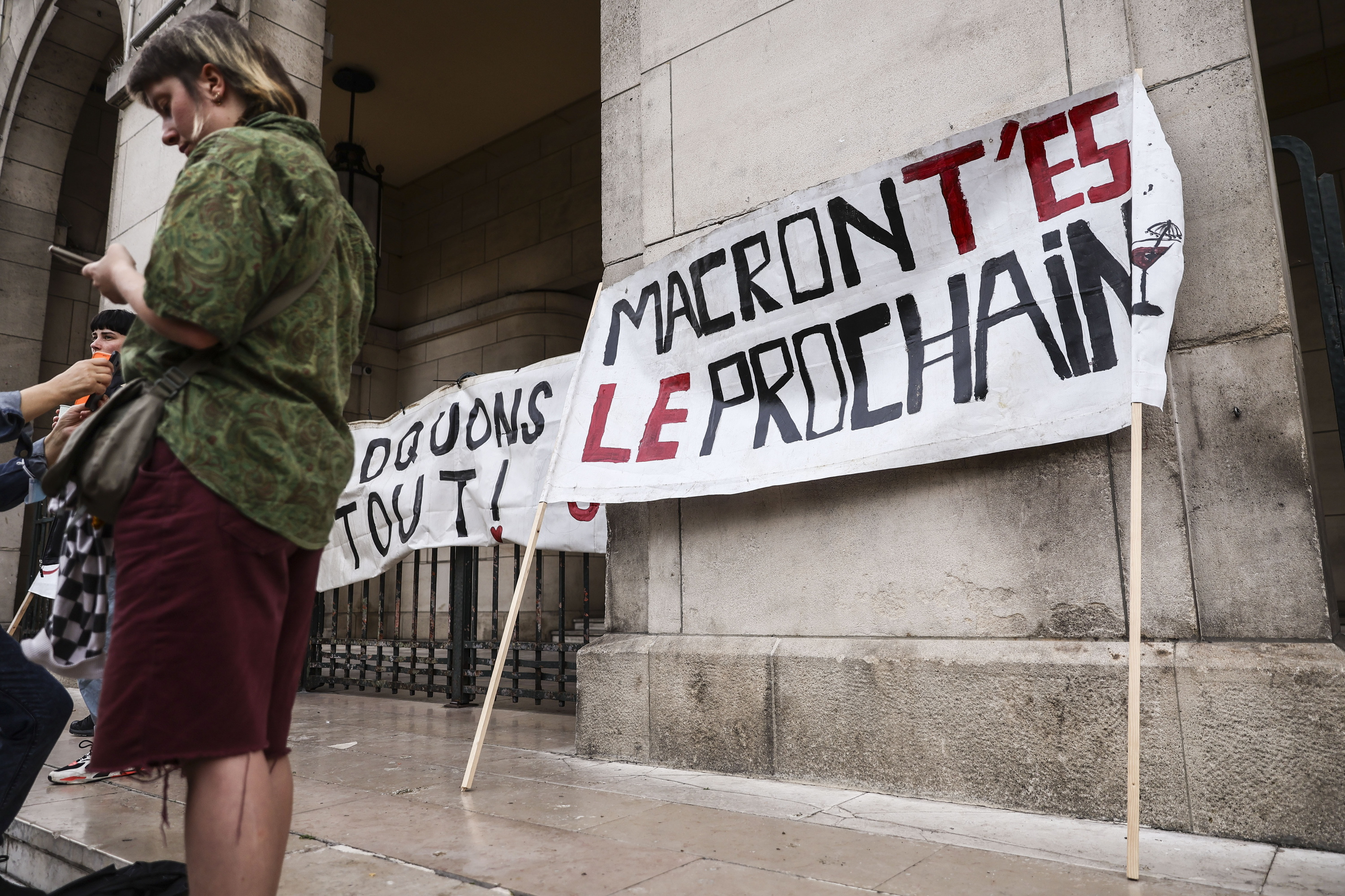 «Macron, hurrena zu zara» dioen pankarta, atzo, Parisen gobernuaren aurkako protesta batean. TERESA SUAREZ / EFE