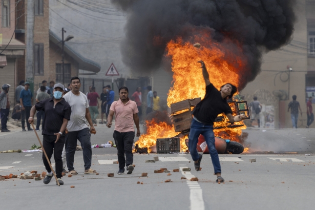 Manifestari batzuk Katmandun, gaur. NARENDRA SHRESTHA / EFE Manifestari batzuk Katmandun, gaur. NARENDRA SHRESTHA / EFE