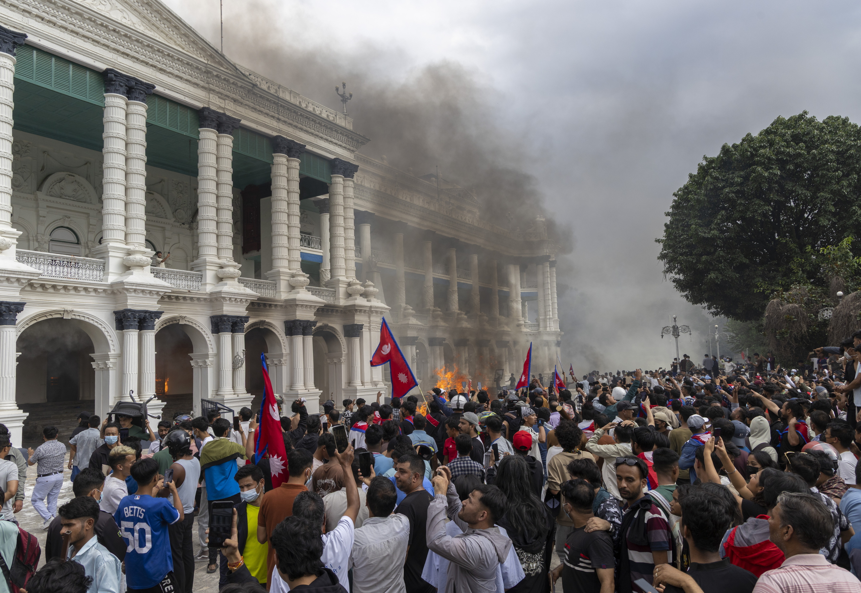 Manifestari talde bat Parlamentuaren egoitzaren kanpoaldean Katmandun, gaur. NARENDRA SHRESTHA / EFE