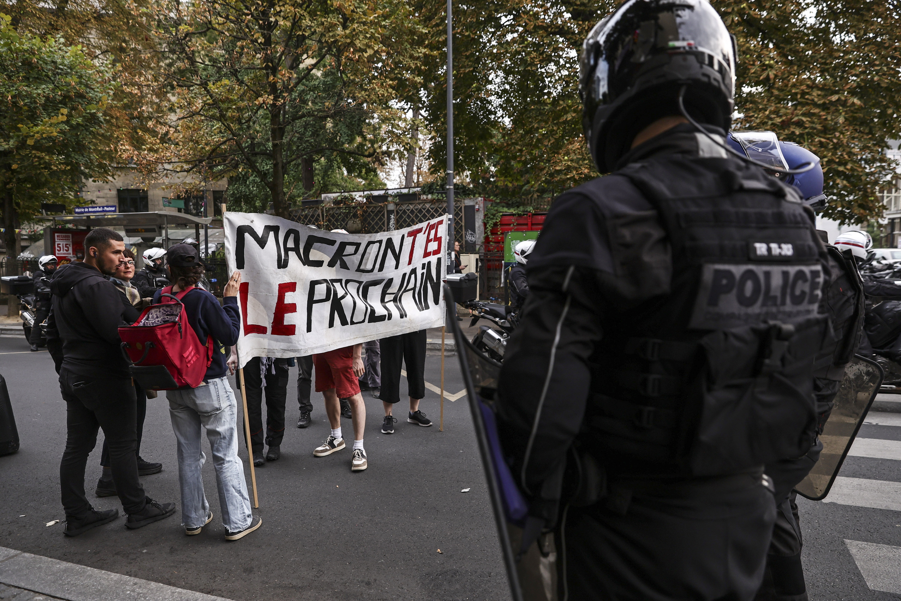 Bayrou lehen ministroak konfiantza mozioa galdu ondoko elkarretaratze bat, Parisen, atzo arratsean. TERESA SUAREZ / EFE