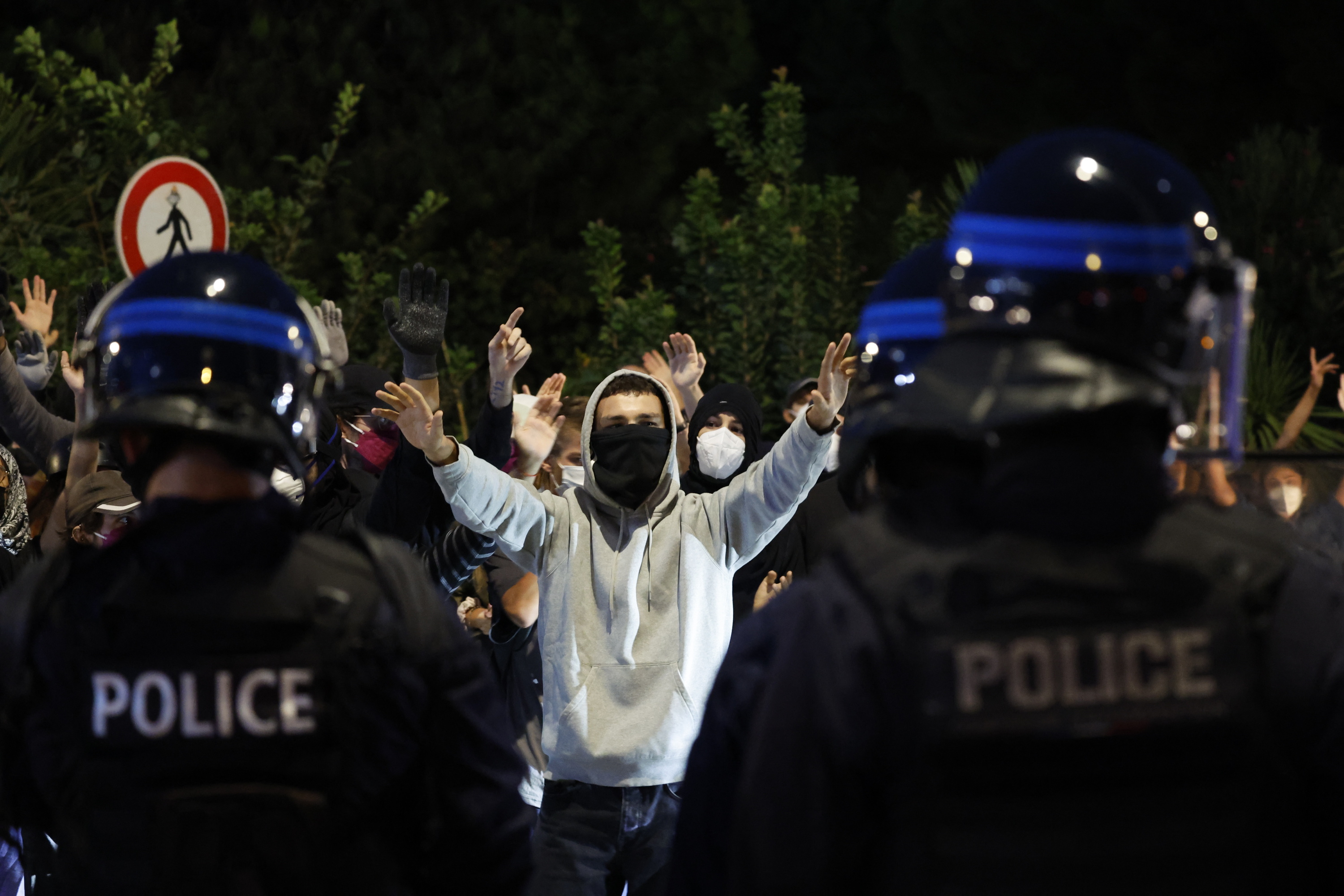 Manifestariak Poliziaren aurrean, gaur goizaldean, Montpellierren. GUILLAUME HORCAJUELO / EFE