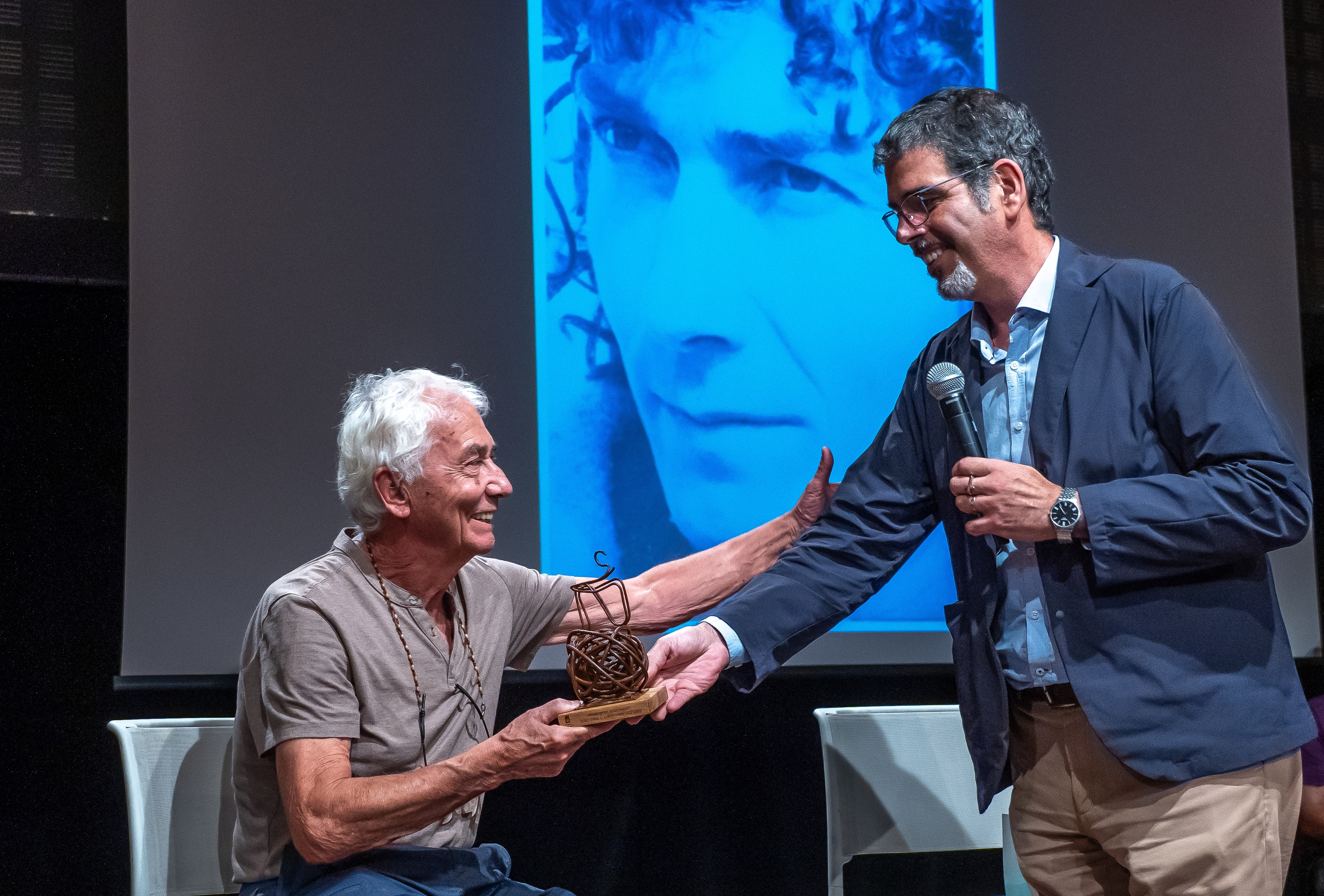 Julio Villar, Eneko Goia Donostiako alkatea Iñigo Aristegiren eskutultura bat ematen ari zaiola, atzo, Donostian. ANDONI CANELLADA / FOKU