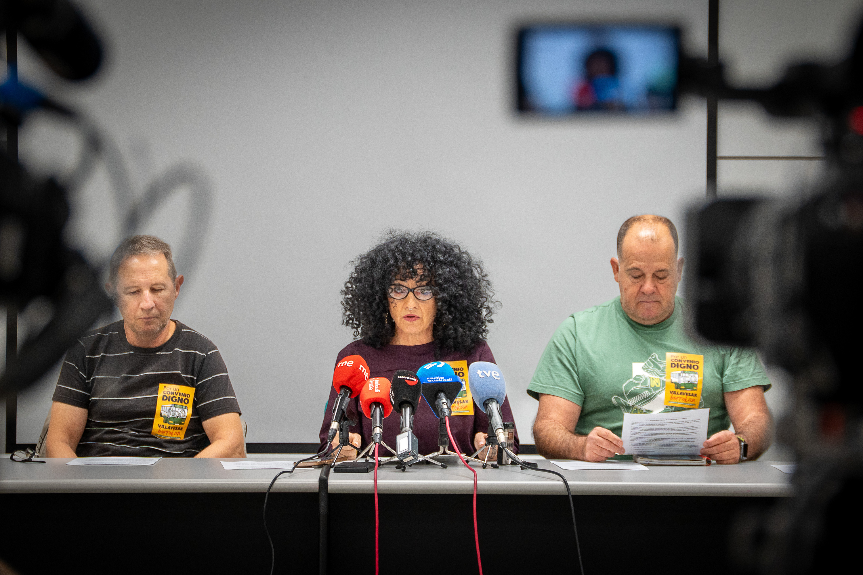 TCC enpresako langile batzordeko kideak gaur goizean egin duten prentsaurrekoan, Iruñean. AITOR KARASATORRE / BERRIA