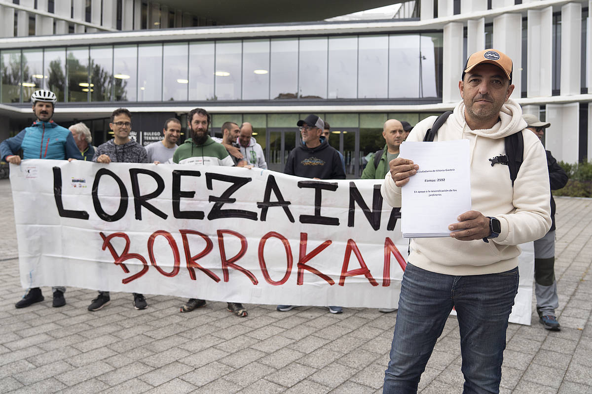 Lorezainak, babes sinadurak erregistratzen, Gasteizko San Martingo udaletxeko bulegoetan, irailean. MONIKA DEL VALLE / FOKU