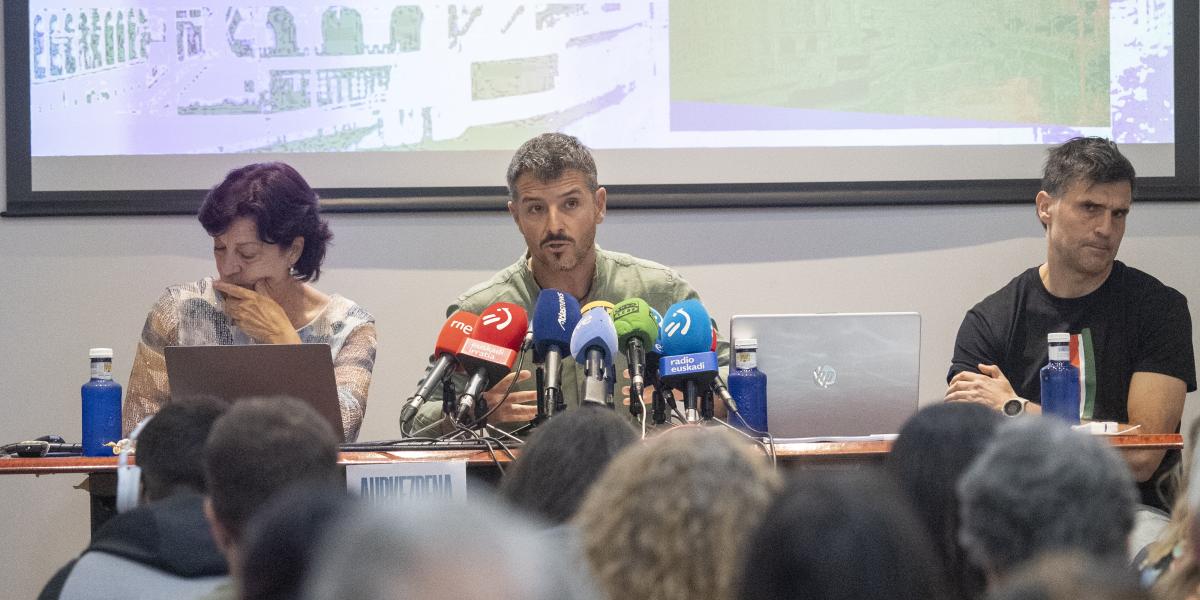 Jokabide autolitikoengatik larrialdietara egindako deiei buruzko ikerketa aurkeztu dute gaur Cristina Blancok, Ander Iturriagak eta Beñat Madariagak. MONIKA DEL VALLE / FOKU