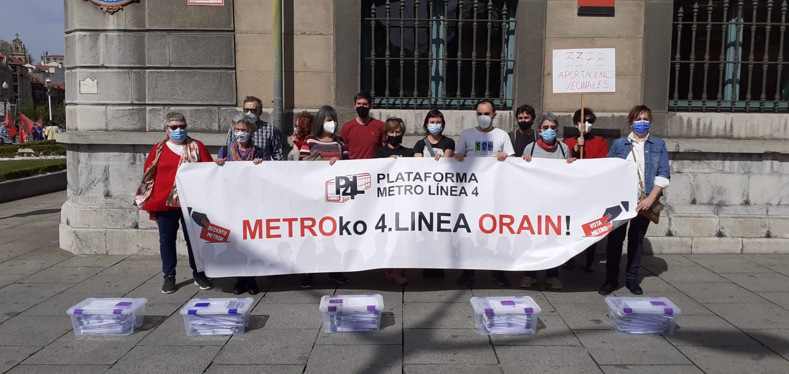 Bilboko hegoaldeko auzoetako bizilagunak metroaren laugarren linearen proiektuaren aldeko elkarretaratze batean, Bilboko udaletxean, 2021ean. BERRIA