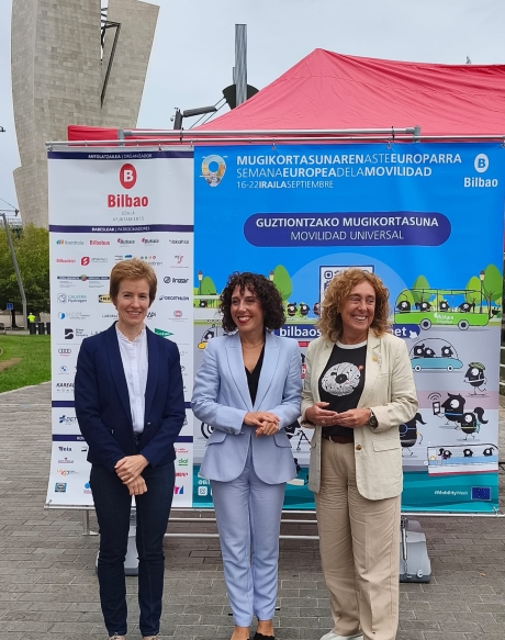 Sonia Perez Ezkerra Bizkaiko Garraio, Mugikortasun eta Turismo diputatua, Nora Abete Bilboko Mugikortasun eta Jasangarritasun zinegotzia eta Susana Garcia Chueca Eusko Jaurlaritzako Mugikortasun Jasangarrirako sailburua, gaur, Bilbon. BERRIA