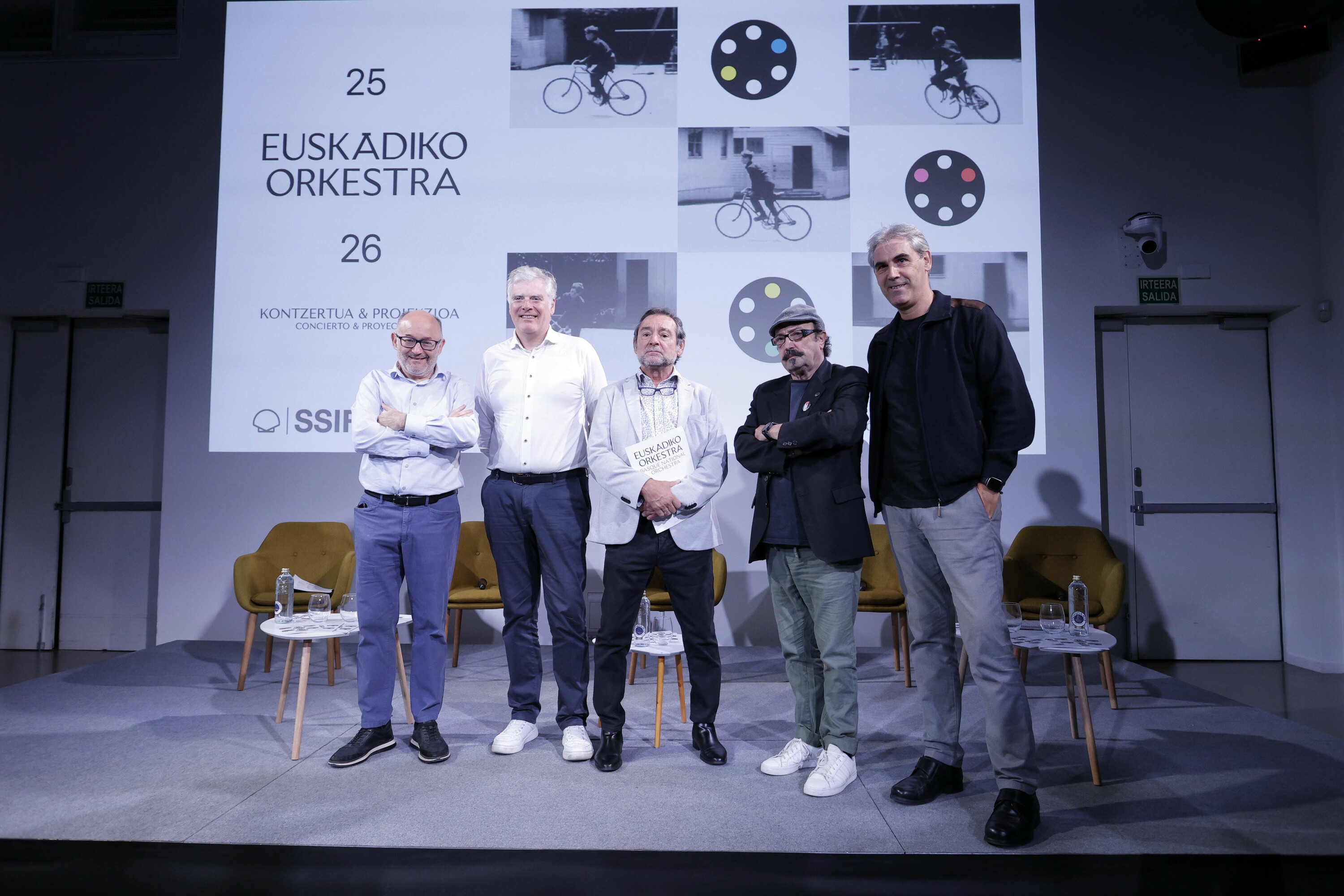 Jose Luis Rebordinos, Gorka Miranda, Roberto Ugarte, Fran Lasuen eta Juan Jose Ocon, gaur, kontzertu-proiekzioaren aurkezpenean. MAIALEN ANDRES / FOKU