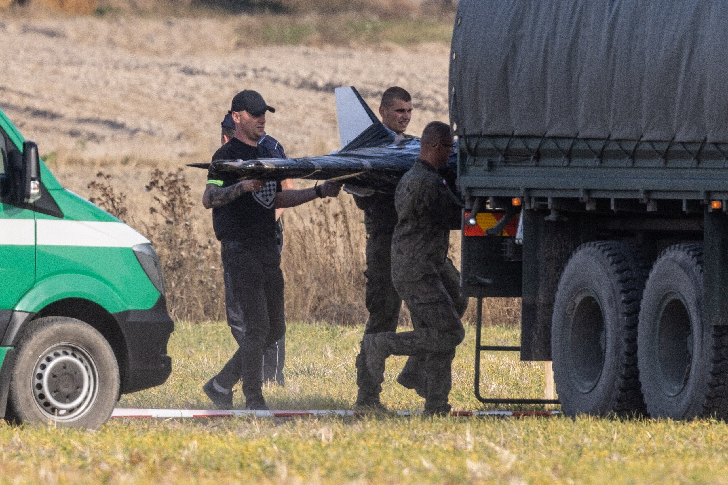 Poloniako armadako zenbait kide Errusiaren droneetako bat erori zen tokian, Polonia ekialdeko Wohyn herrian, gaur. WOJTEK JARGILO/EFE