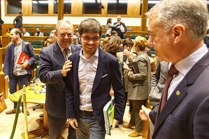 Lander Martinez (Elkarrekin Podemos), aurrean Iñigo Urkullu Jaurlaritzako lehendakaria eta atzean Pedro Azpiazu Ogasun sailburua dituela. DAVID AGUILAR / EFE