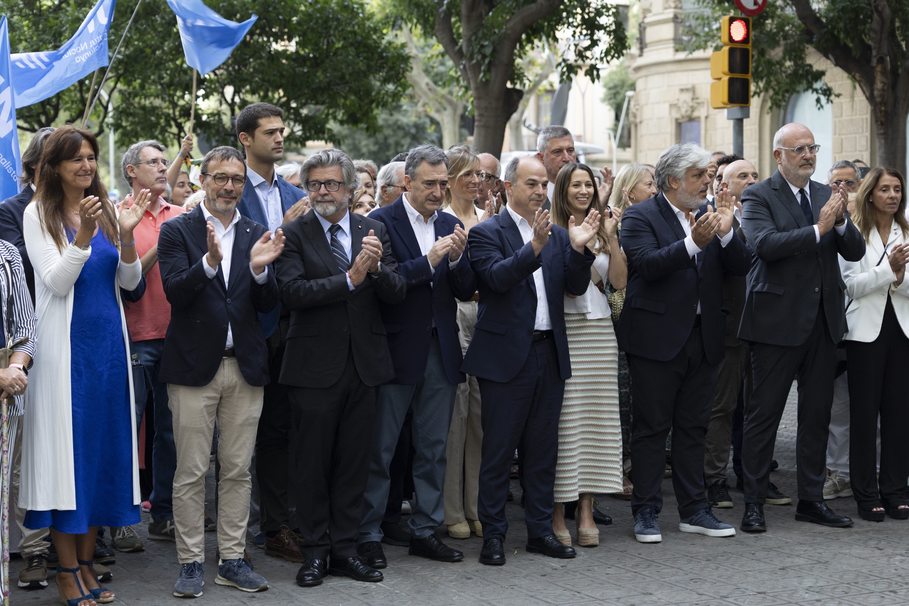 Esteban —lehen lerroan— eta Diez Antxustegi —bigarrenean—, JxCko kideekin, Bartzelonan. MARTA PEREZ / EFE