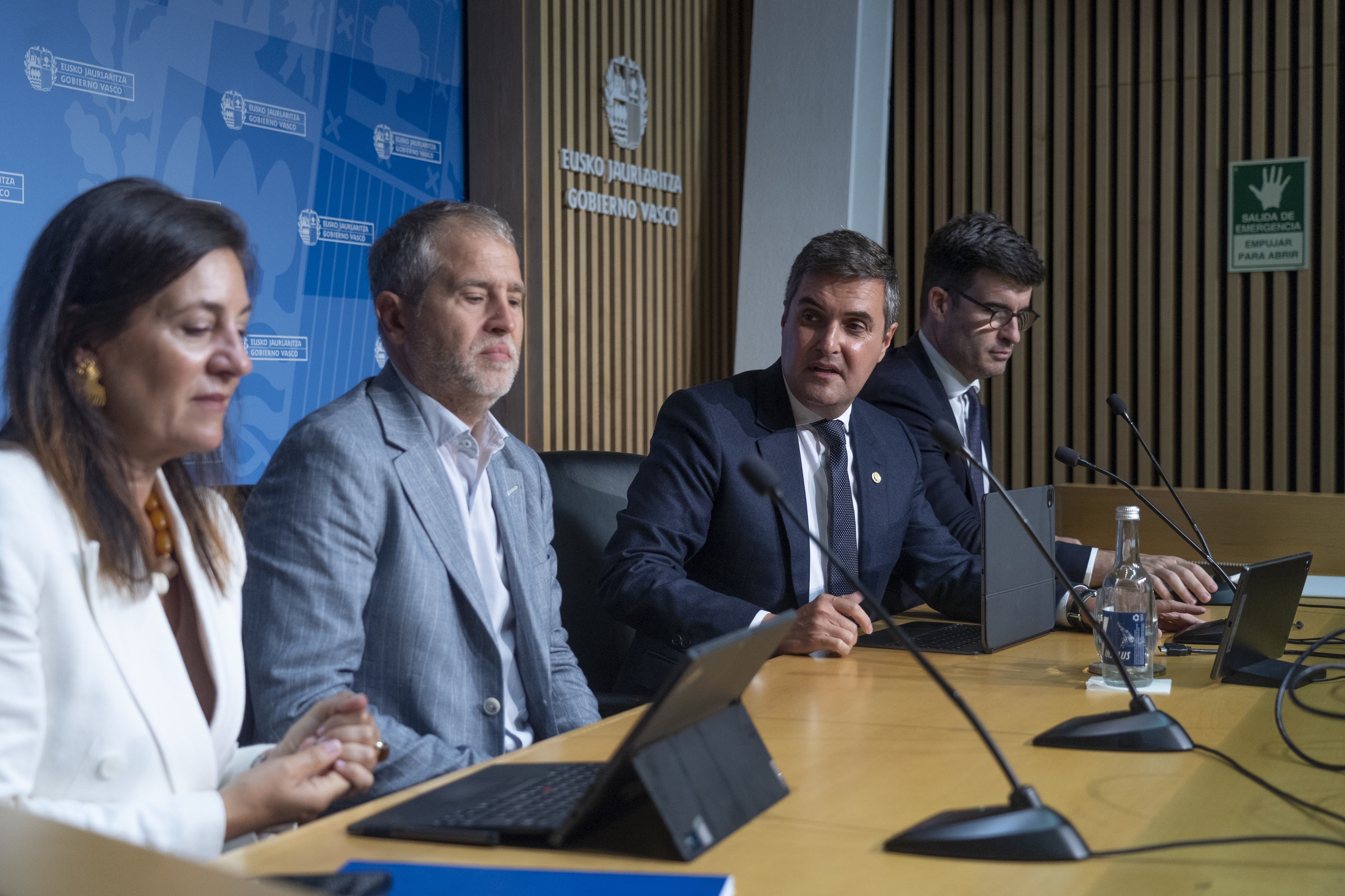 (ID_15306869) (Monika del Valle/@FOKU) 2025-09-11, Bilbo. Mahai ingurua, egungo muga-zergen egoerari eta horrek euskal industrian d...