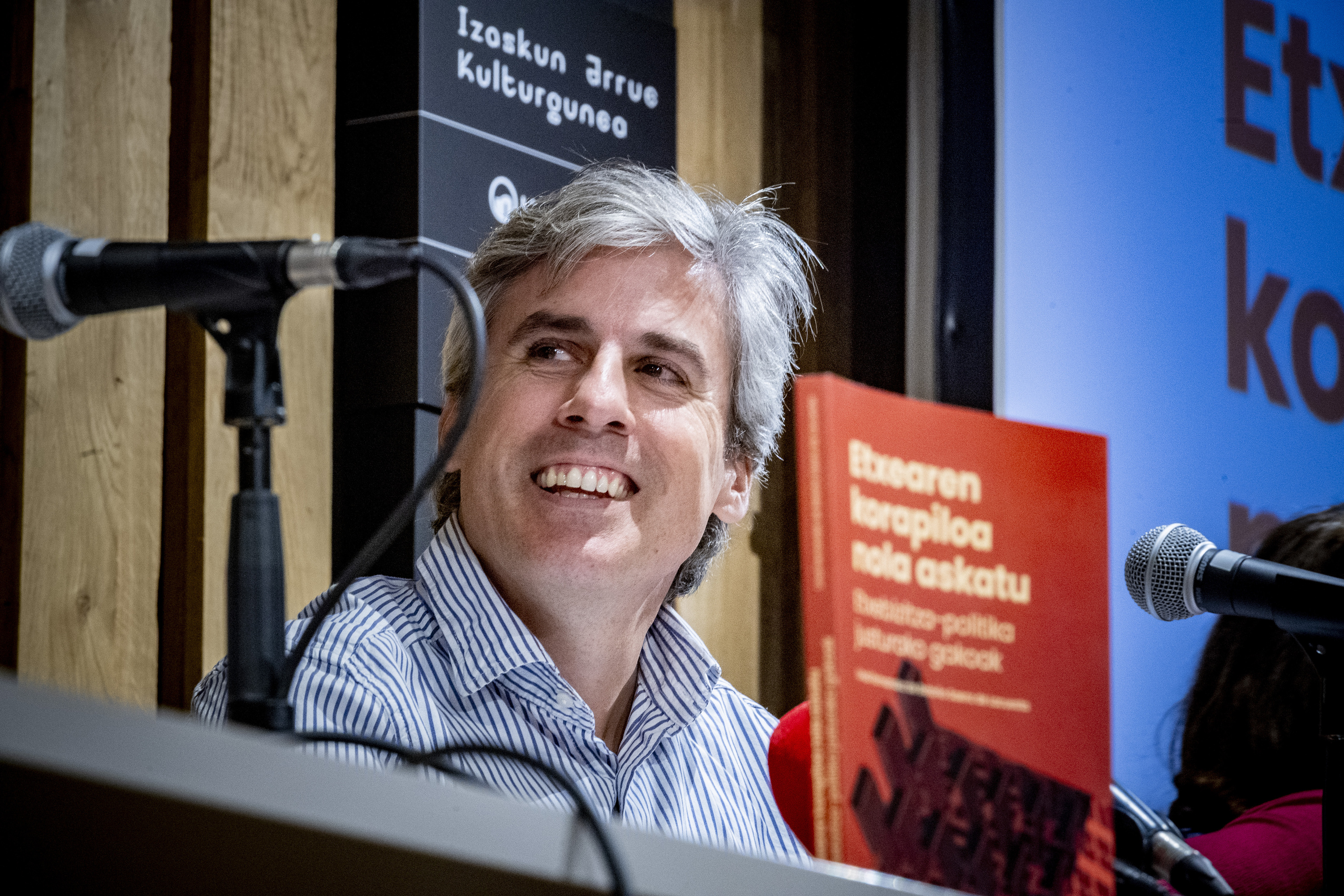 Unai Fernandez de Betoñok 'Etxearen korapiloa nola askatu' liburua idatzi du. JAIZKI FONTANEDA / FOKU