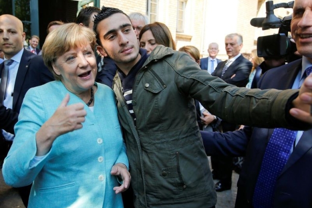 Anas Modamani Angela Merkelekin argazki bat ateratzen, 2015eko irailean. ANAS MODAMANI