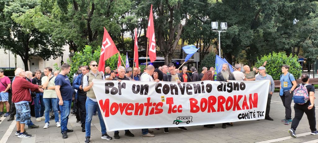TCCko langile batzordeak deituta, billabesetako langileek elkarretaratzea egin dute gaur Iruñean. BERRIA