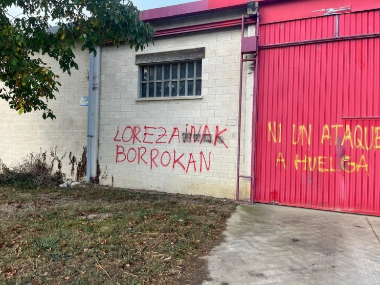 Biltegiko horman egin dizkiete pintaketak. BERRIA
