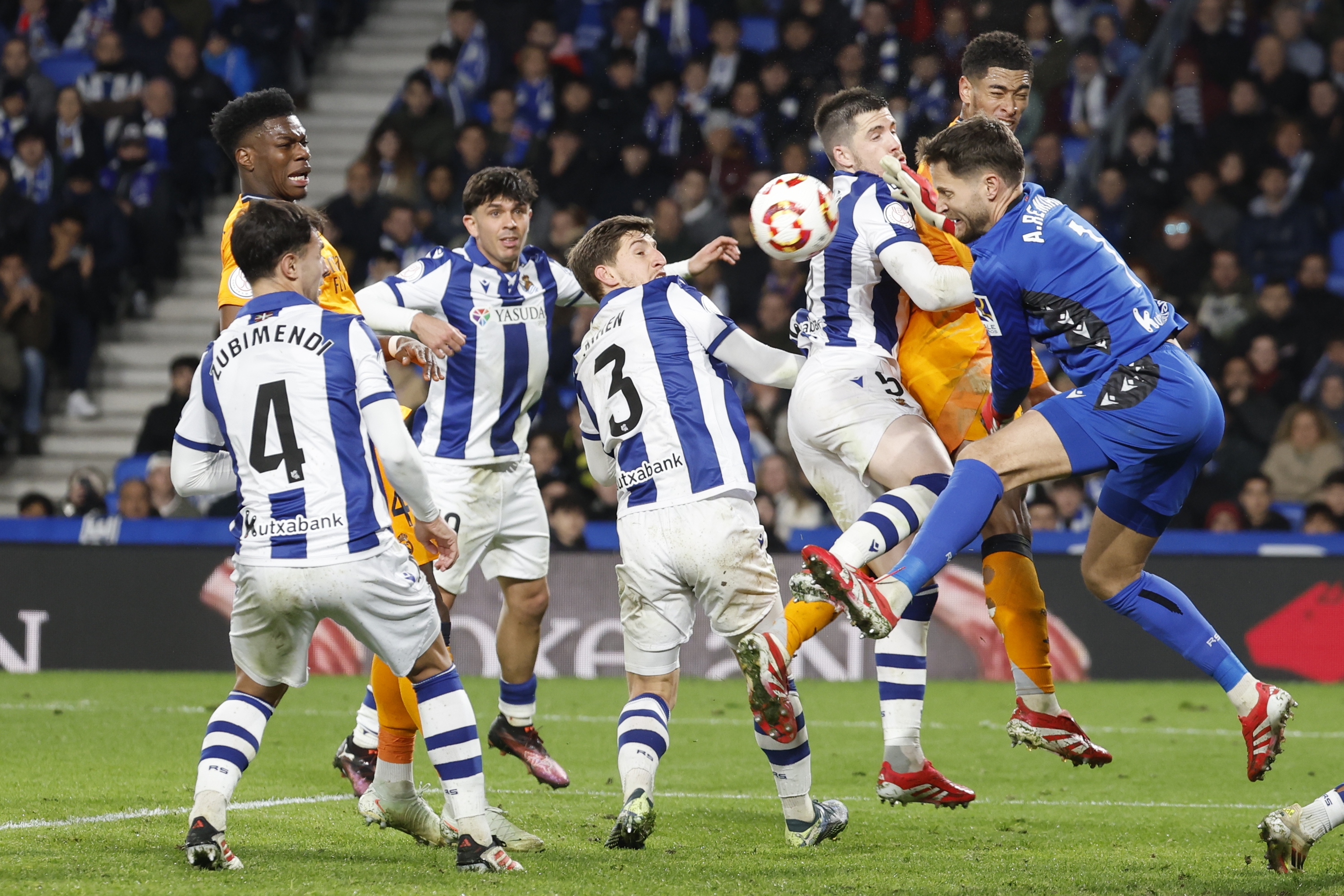 Realeko eta Real Madrileko jokalariak, lehian, iragan denboraldian. JUAN HERRERO / EFE