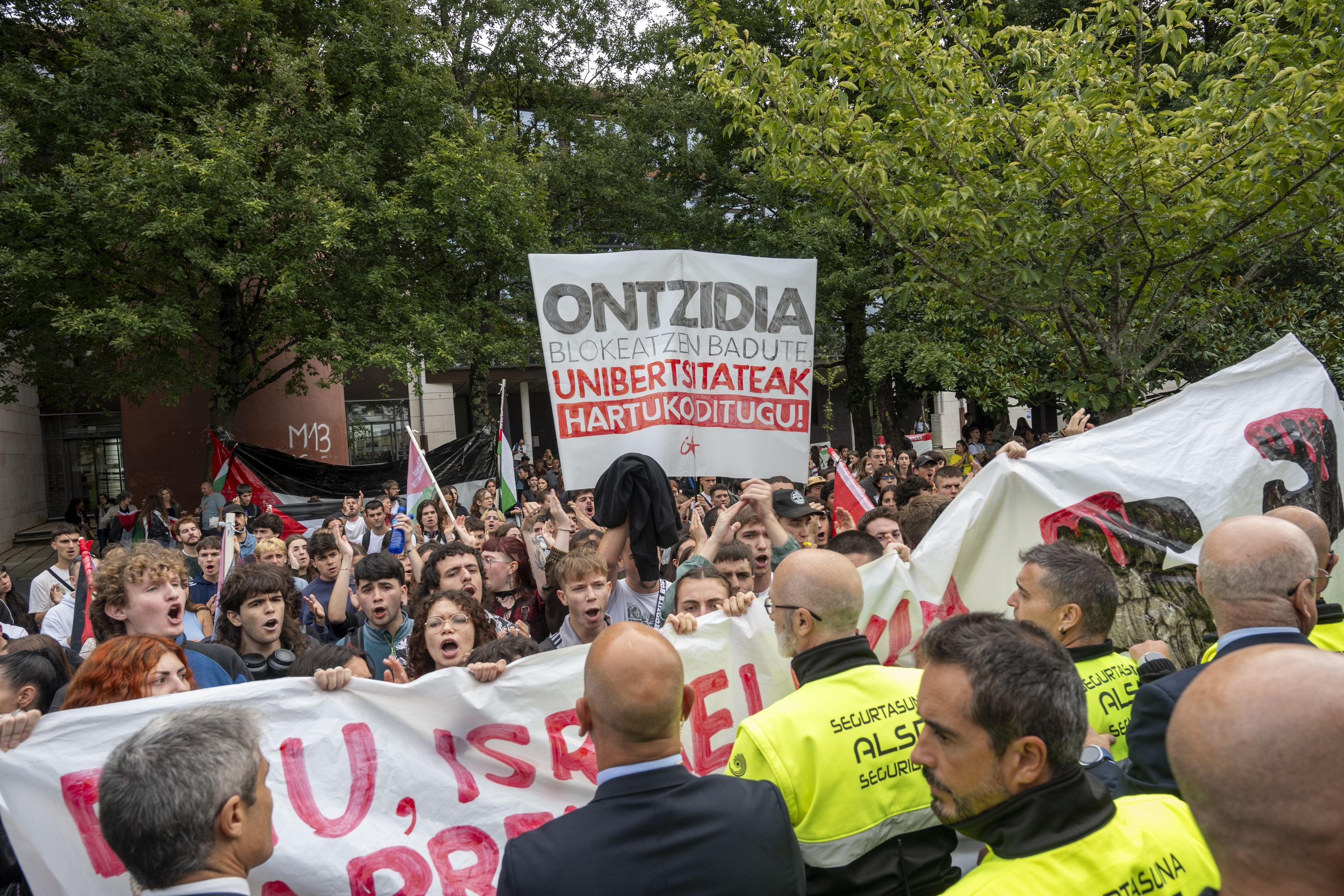 Ikasle Abertzaleak-en protesta asteazkenean, EHUren ikasturte hasierako ekitaldian. GORKA RUBIO / FOKU