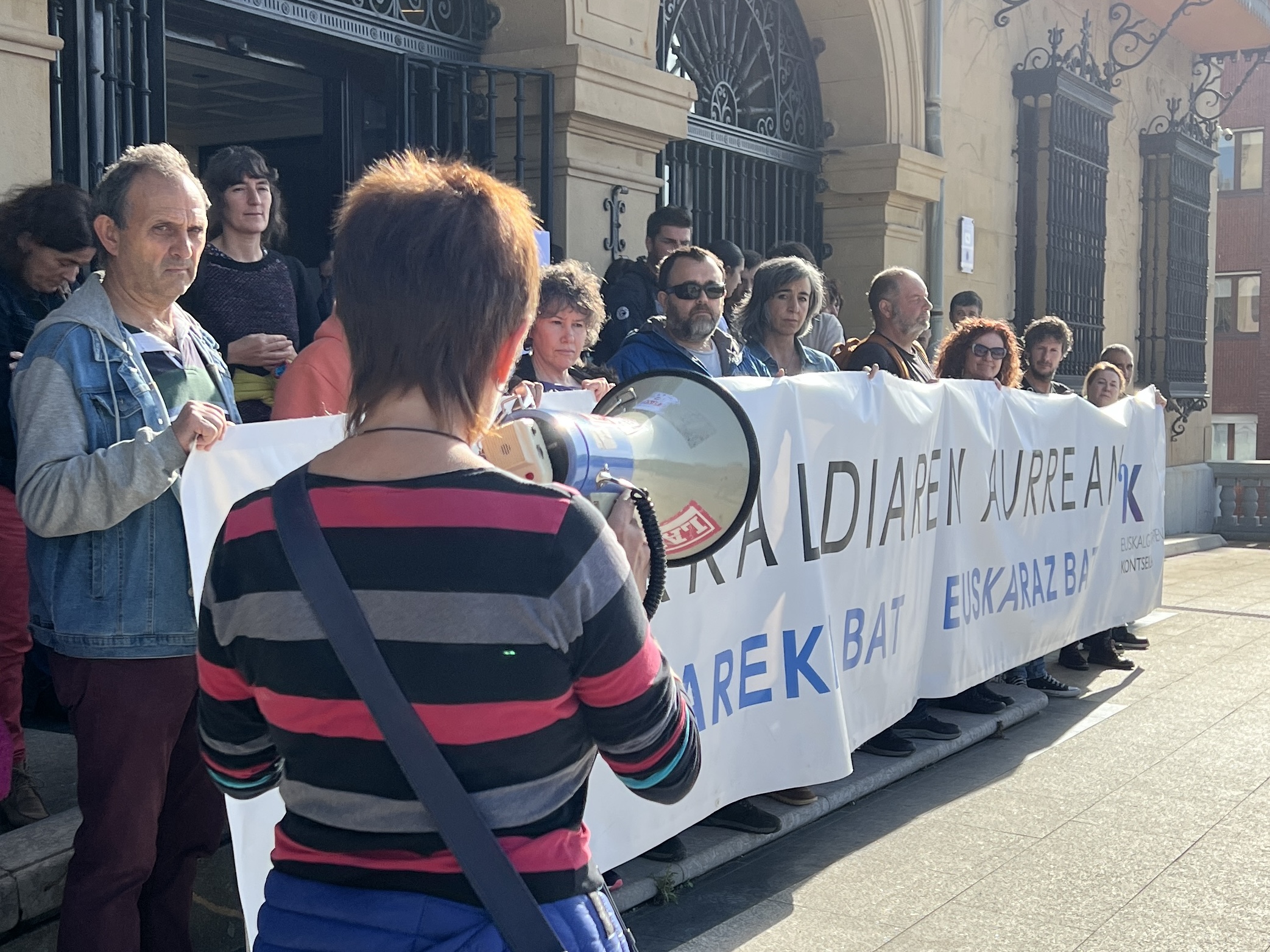 Getxoko Udalak euskara soilik udaltzainen erdiei eskatzeko erabakiaren aurkako protesta, iaz. HIRUKA 