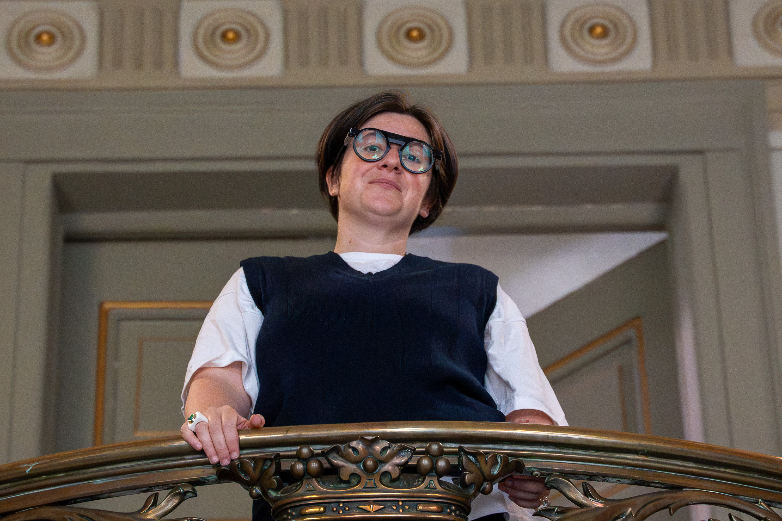 Danele Sarriugarte idazlea Donostiako liburutegian, 'beste zerbait' eleberria aurkeztu aurretik. AITOR KARASATORRE / FOKU