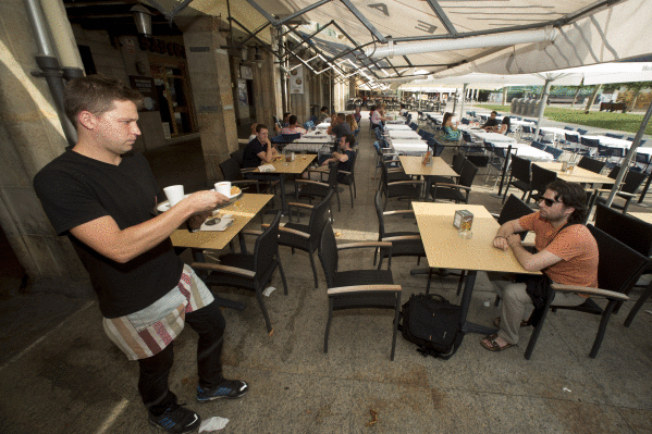 Taberna bateko zerbitzari bat, udako terraza batean. IñIGO URIZ (FOKU)