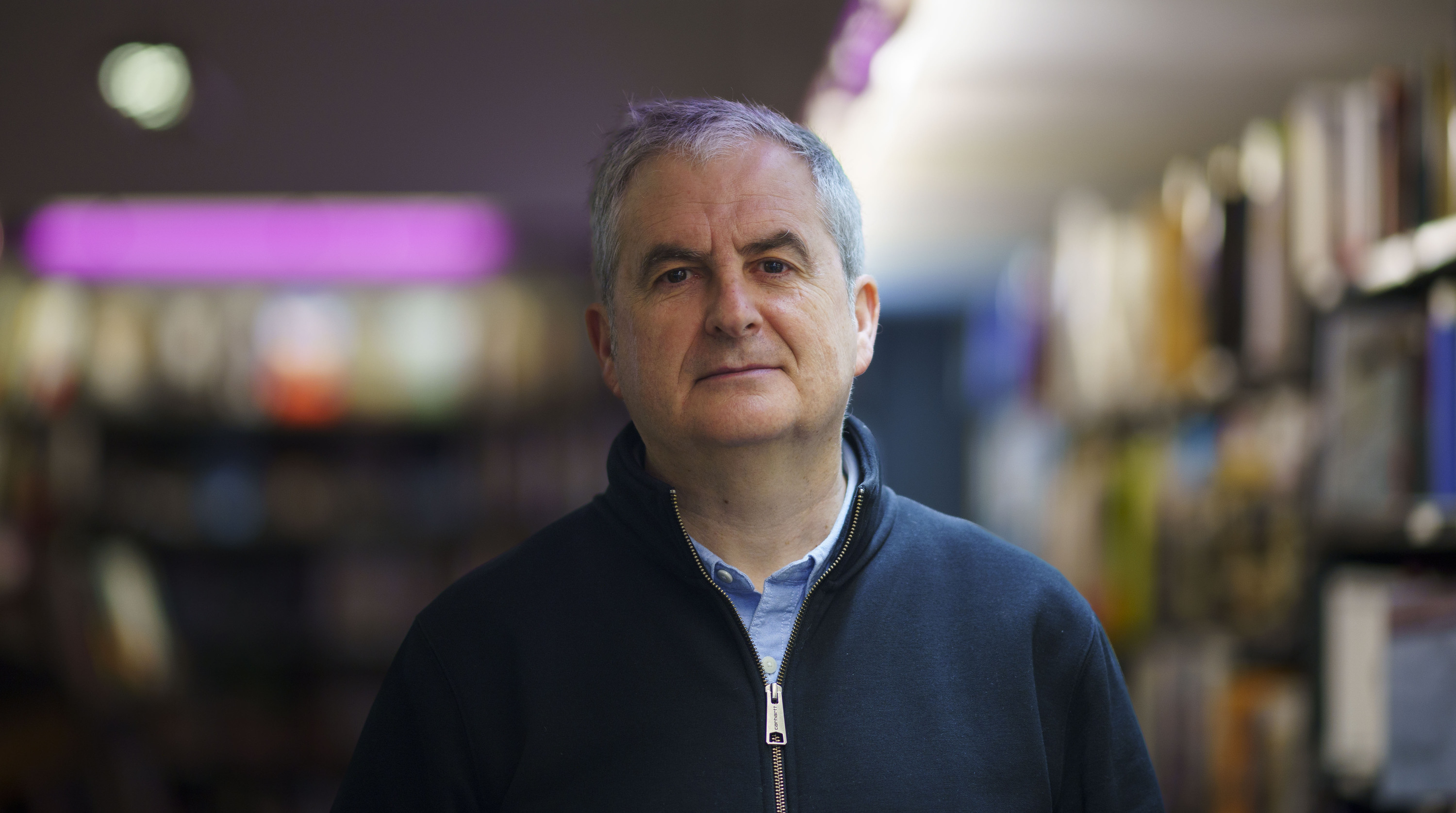 Karlos Linazasoro, iaz, 'Ez naiz ondo akordatzen' eleberriaren aurkezpenean. JON URBE / FOKU 
